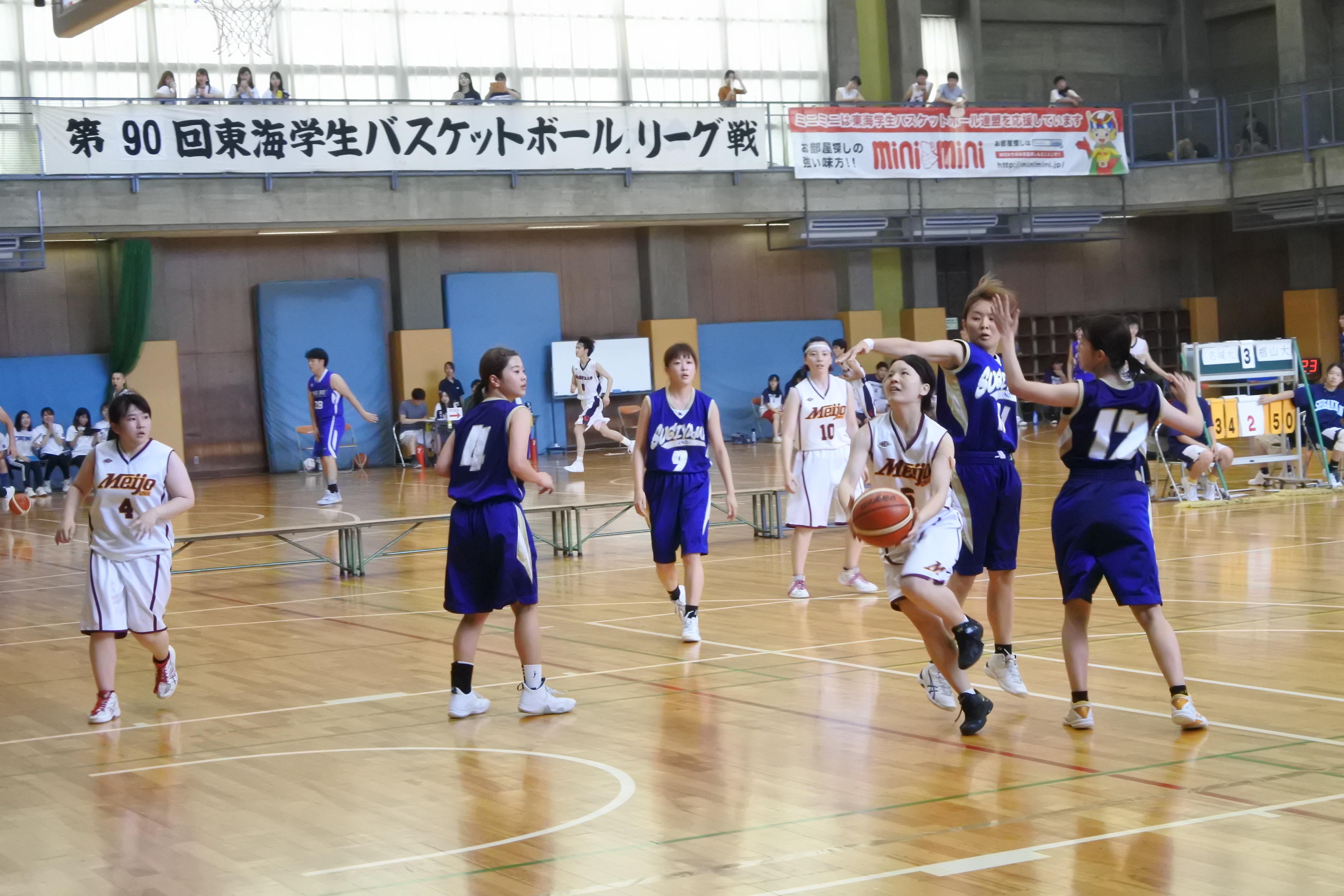 椙山女学園大学と対戦する本学女子チーム(白)