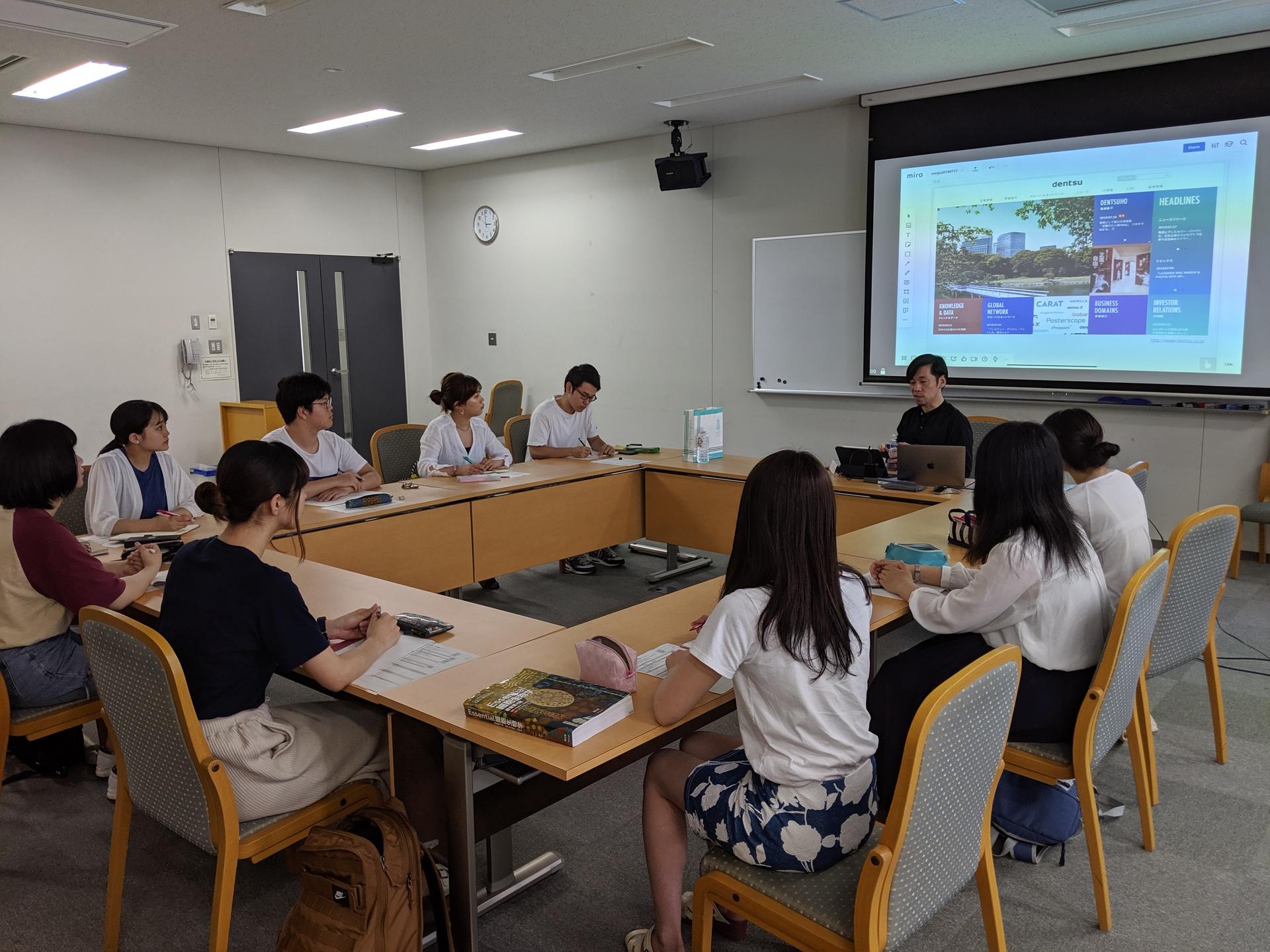 学生たちと対話しながら説明する（株）電通の坂巻氏