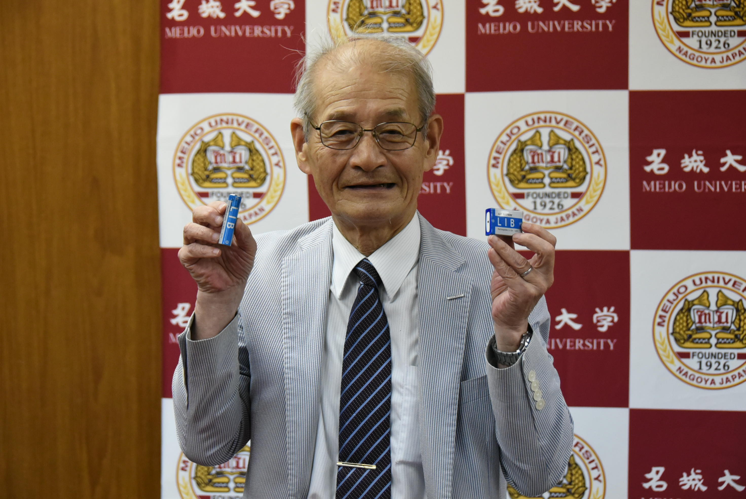 リチウムイオン電池を手にする吉野彰教授