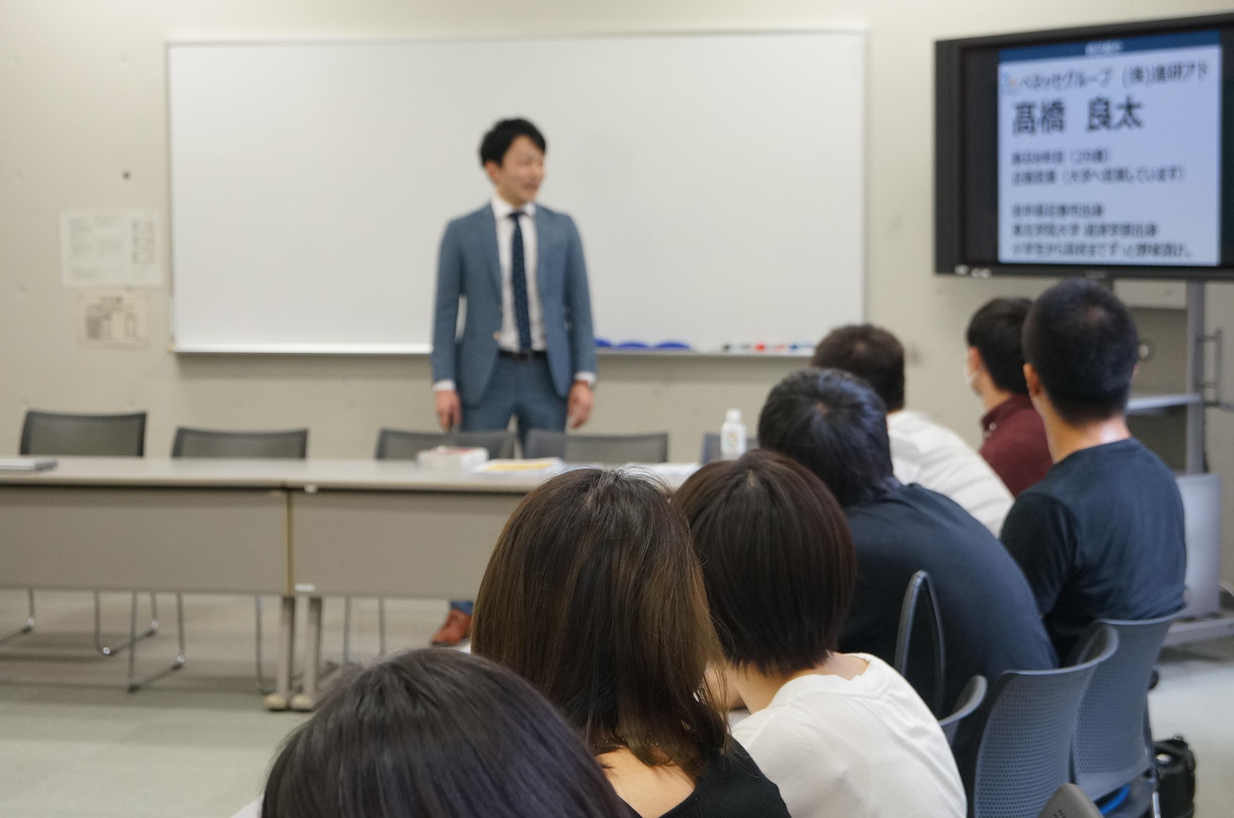 説明する（株）進研アドの高橋氏