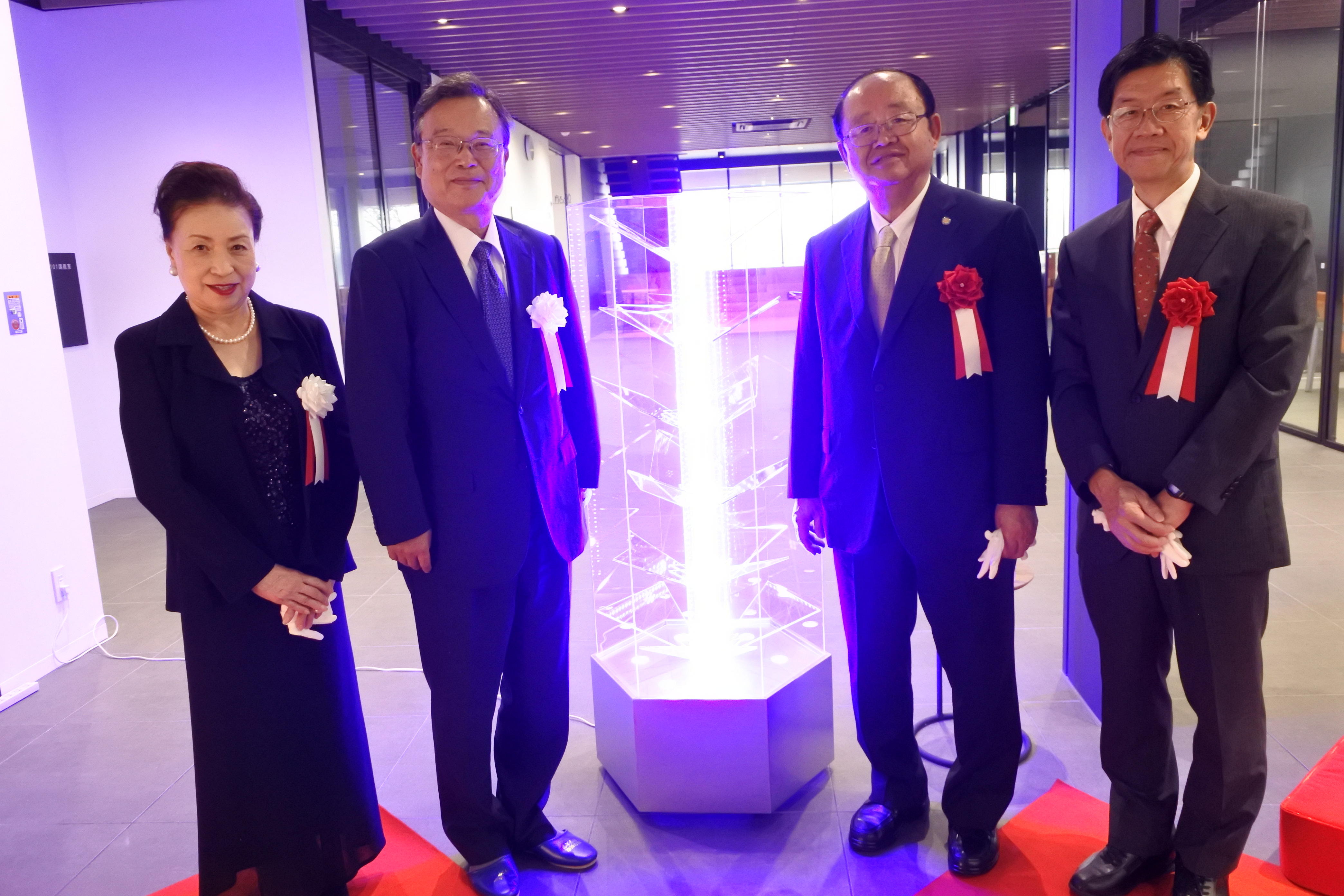 「青い輝跡Ⅱ」と（左から）神野公子名誉理事長、山田弘幸理事長、立花貞司理事長、平松正行理事