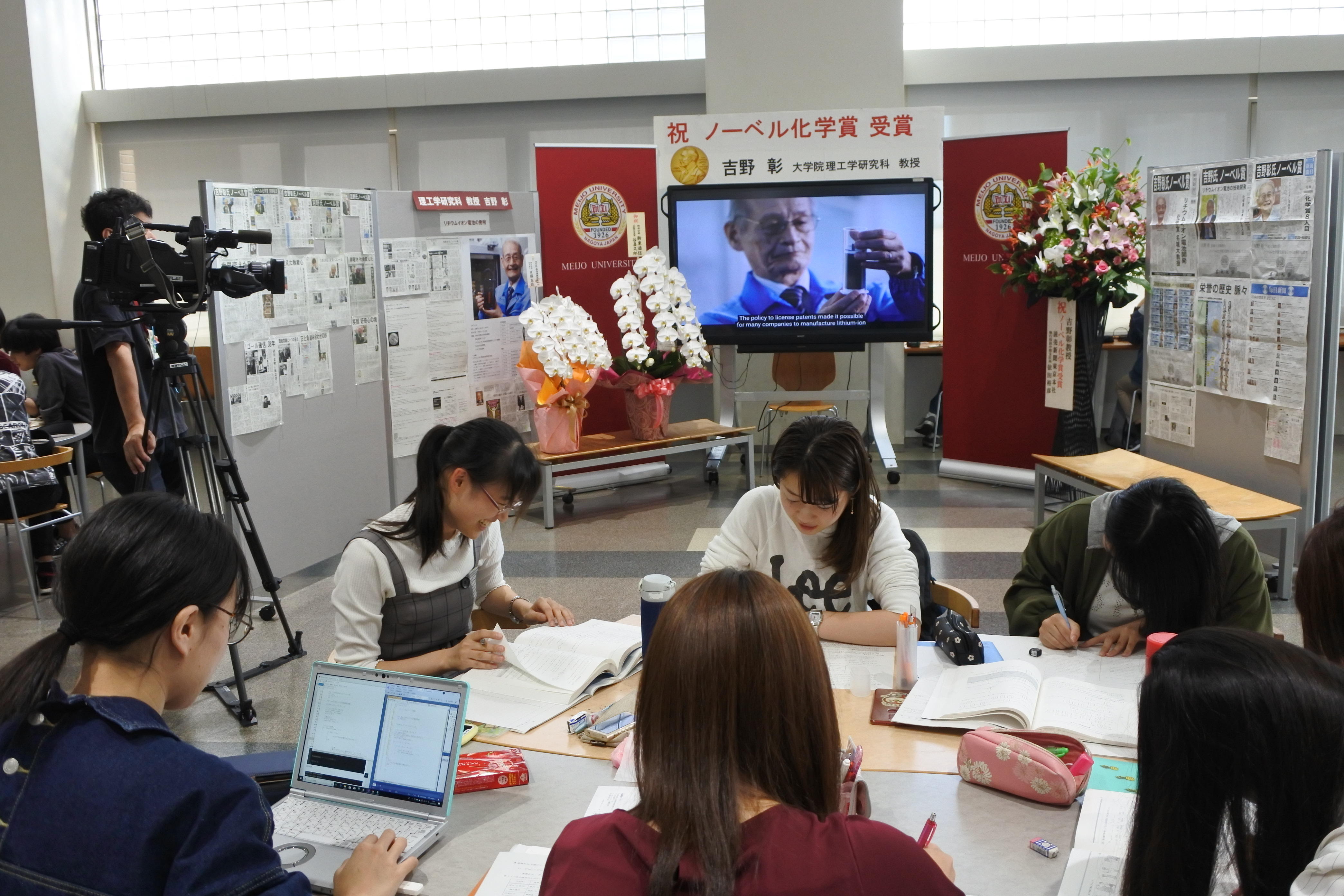 特設コーナー脇で勉強する学生