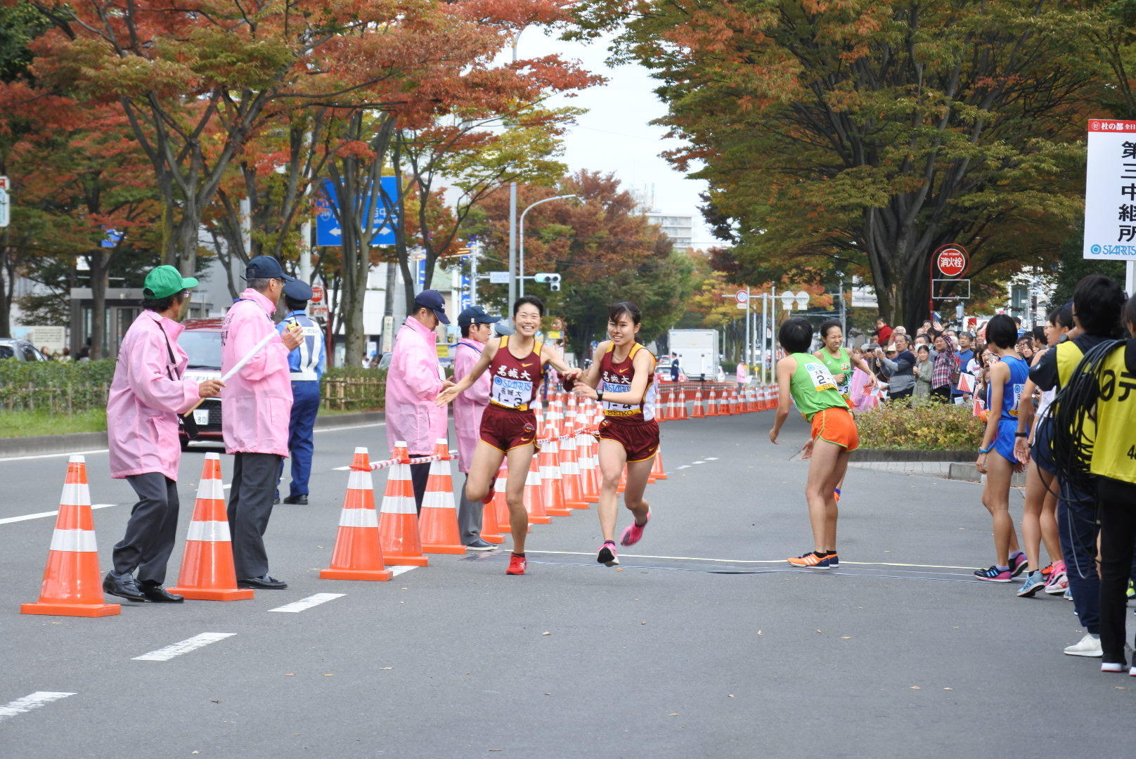 和田選手からたすきを受け​取り力強く走り出す4区の山本有真選手