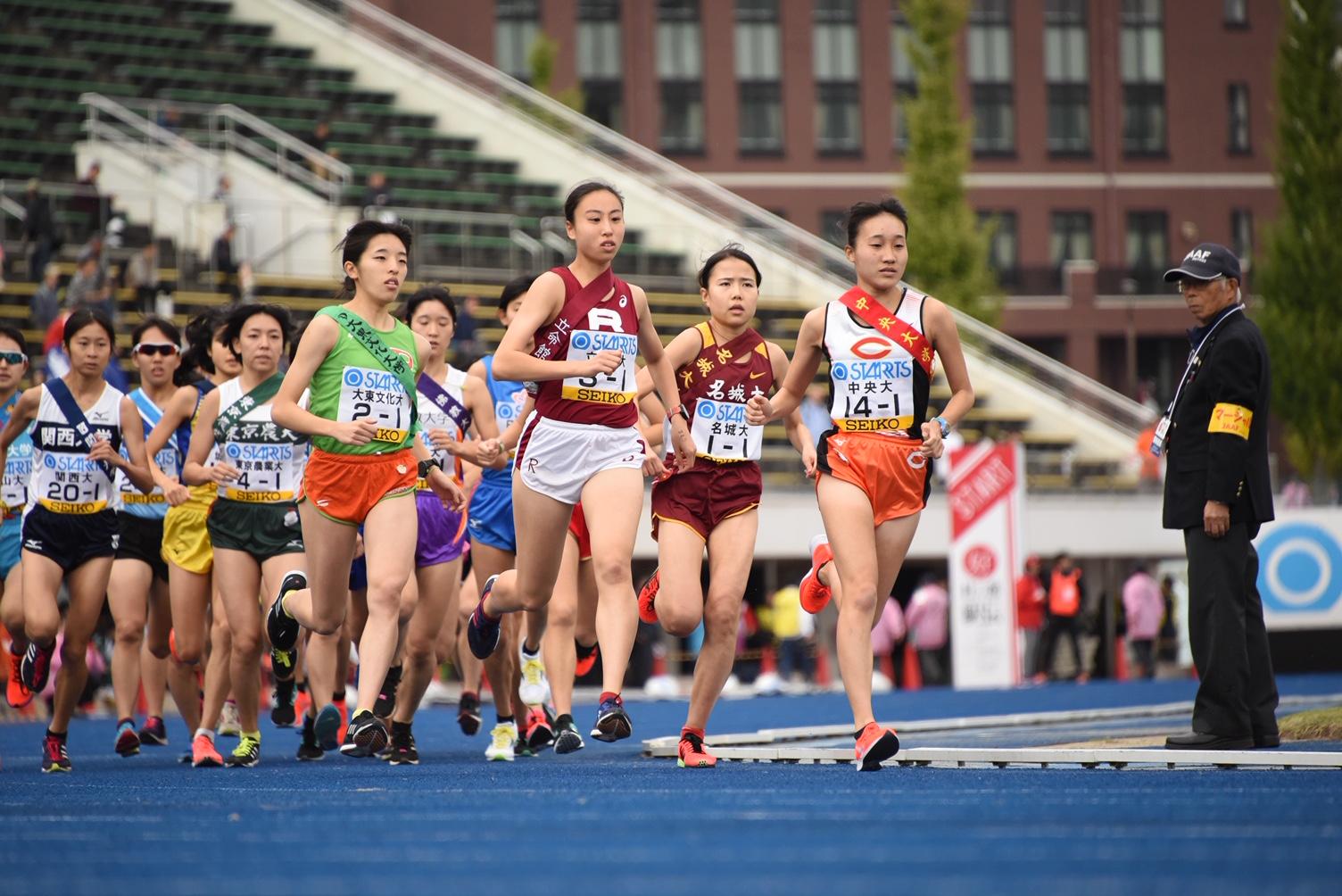 強豪大学の選手をマークする1区の小林成​美選手