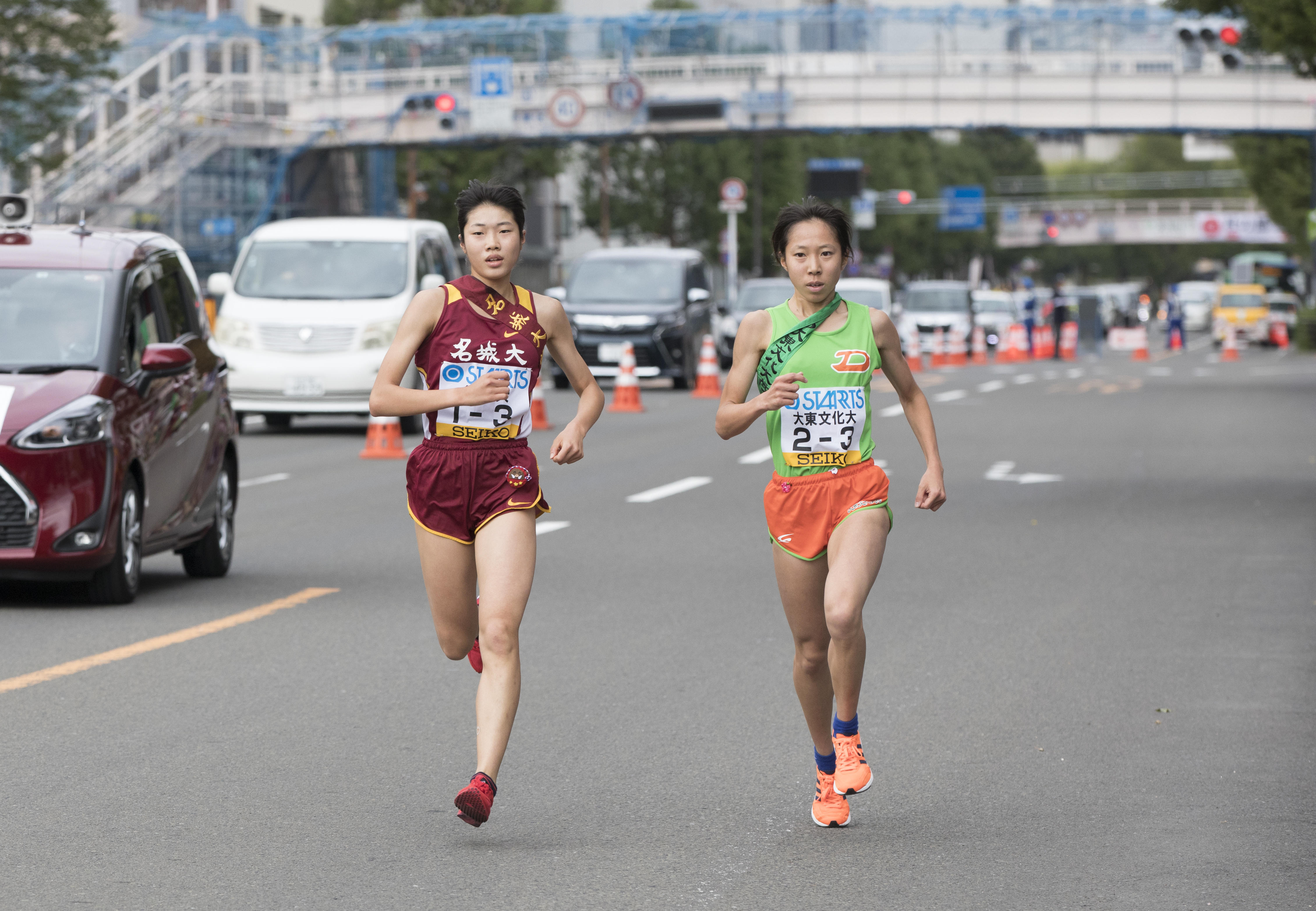 大東文化大学鈴木選手と競り合う3区の和田有菜選手