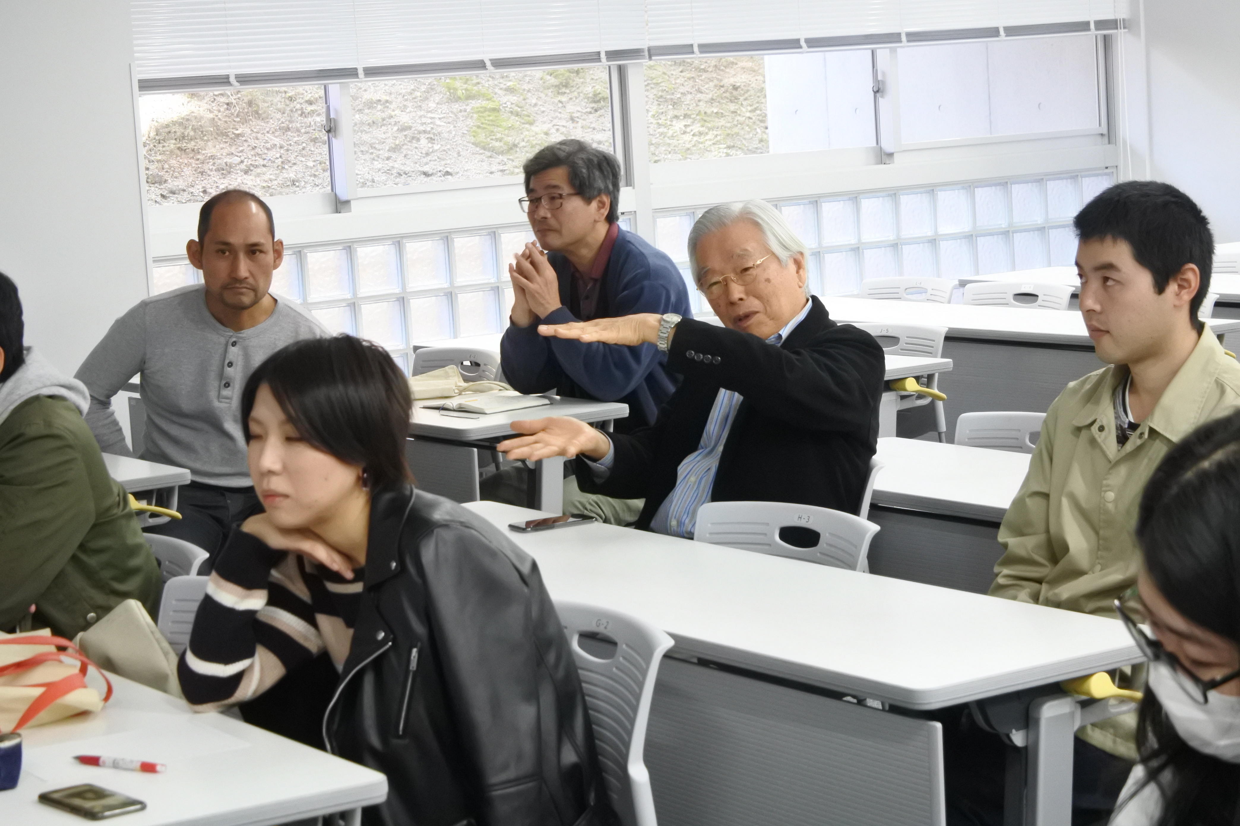 質問する飯島終身教授