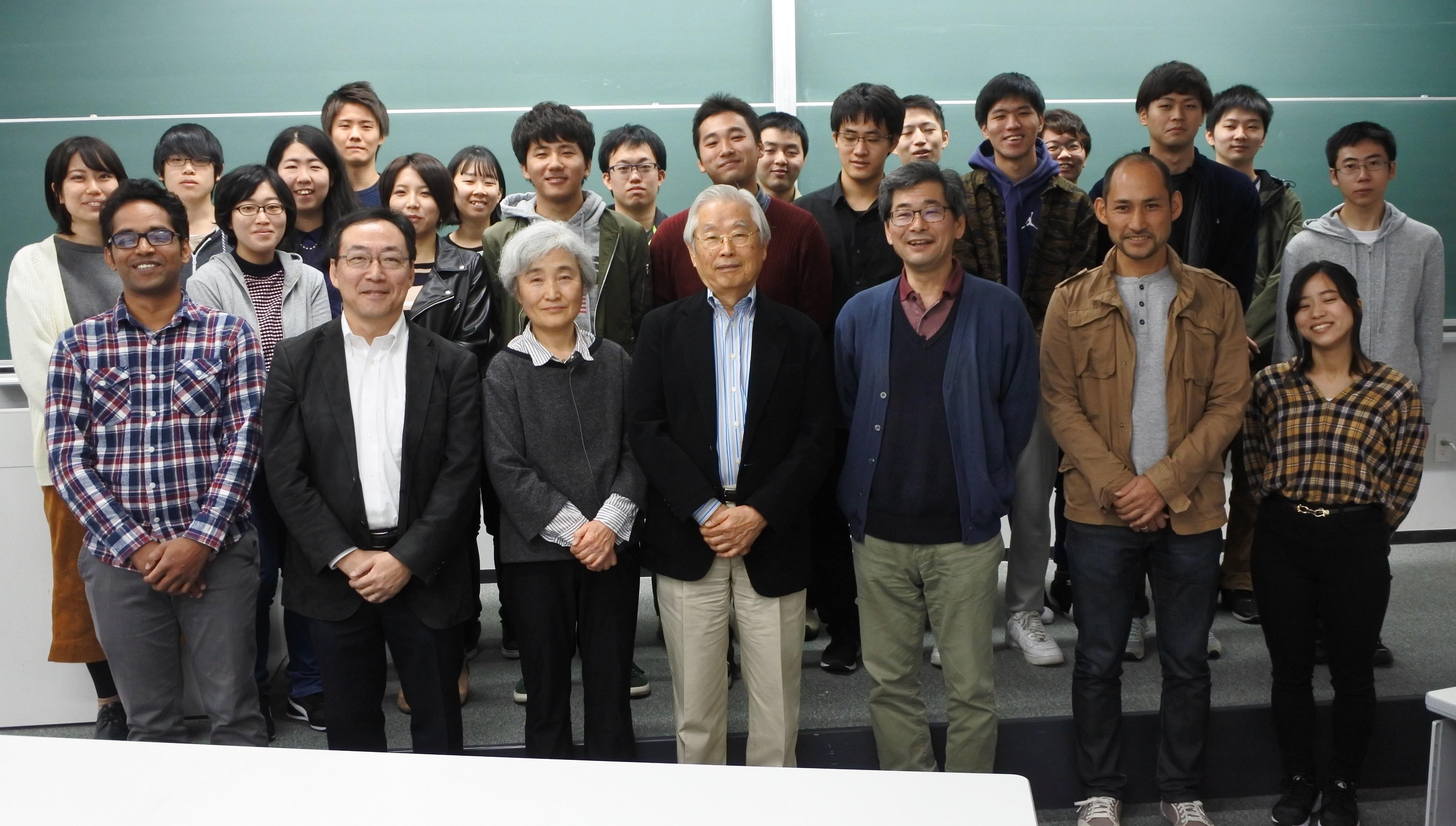 湯田坂雅子特任教授（左から3人目）、飯島澄男終身教授（同4人目）らと記念撮影