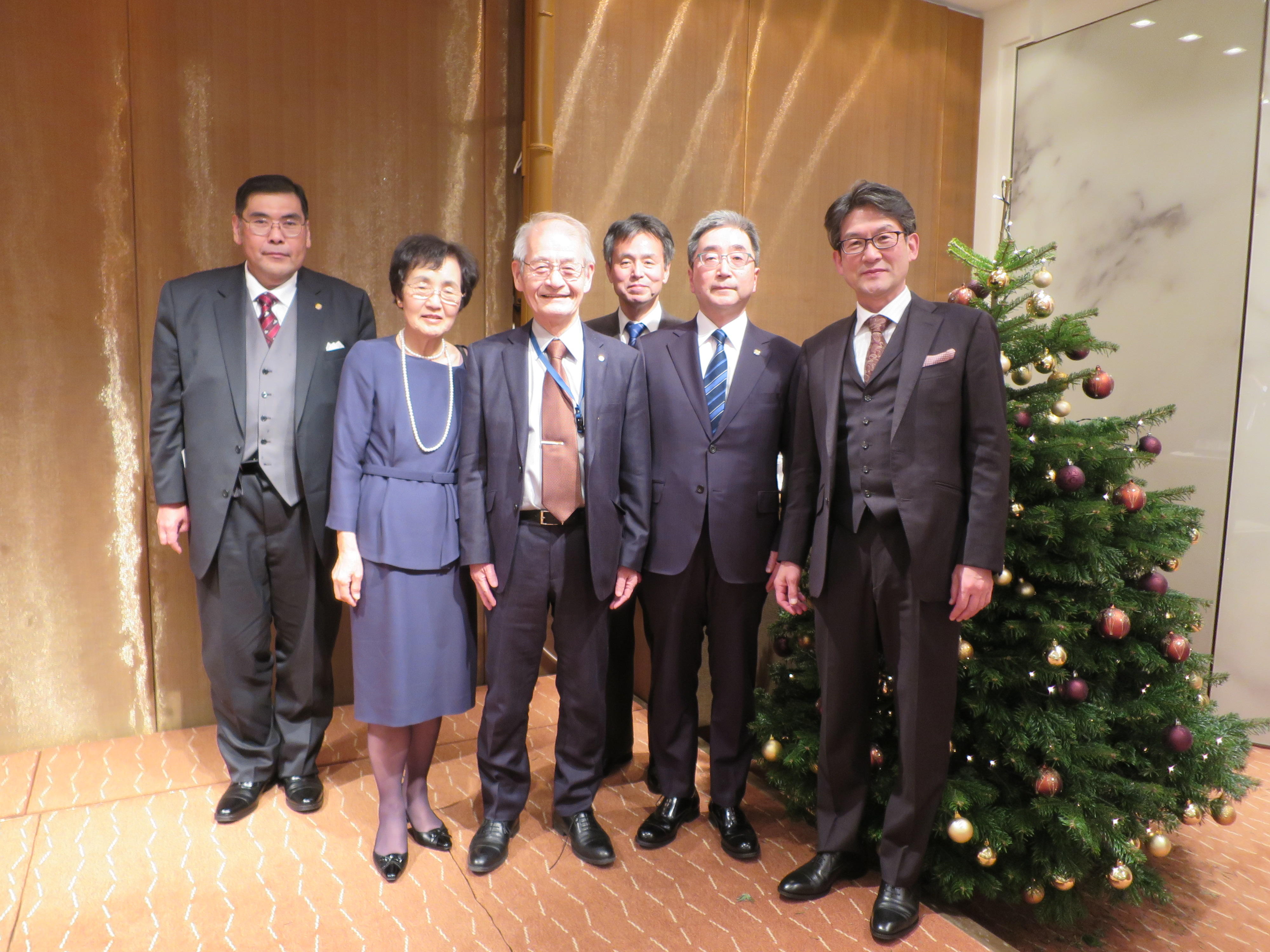 12月8日の会食を終え、小原章裕学長ら名城大学の一行と写真に納まる吉野教授と久美子夫人