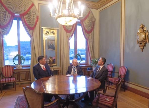 王宮の見える部屋で語り合う（左から）小原学長、吉野教授、磯前教授
