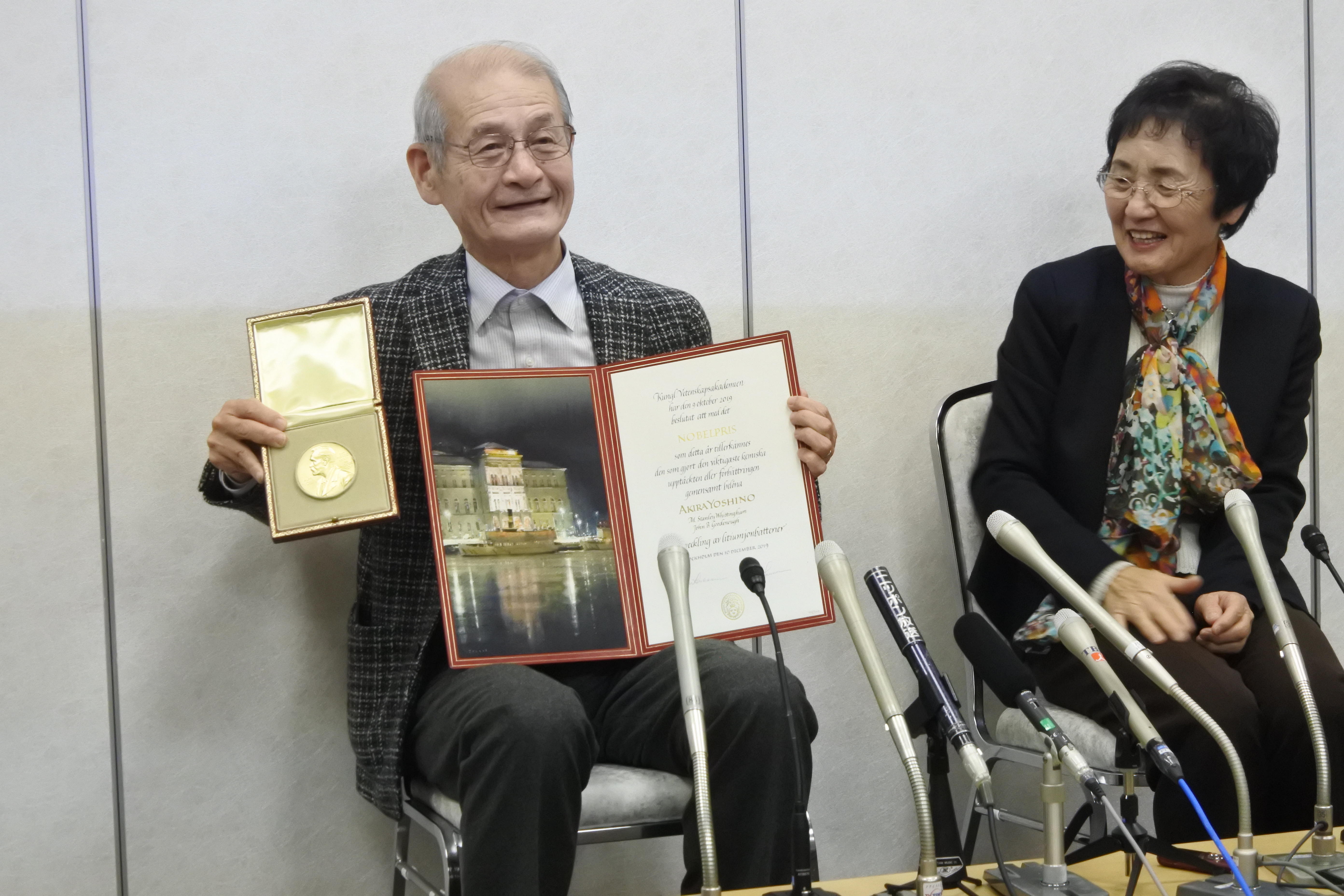 メダルと賞状を披露する吉野教授（左）と久美子夫人　©®The Nobel Foundation