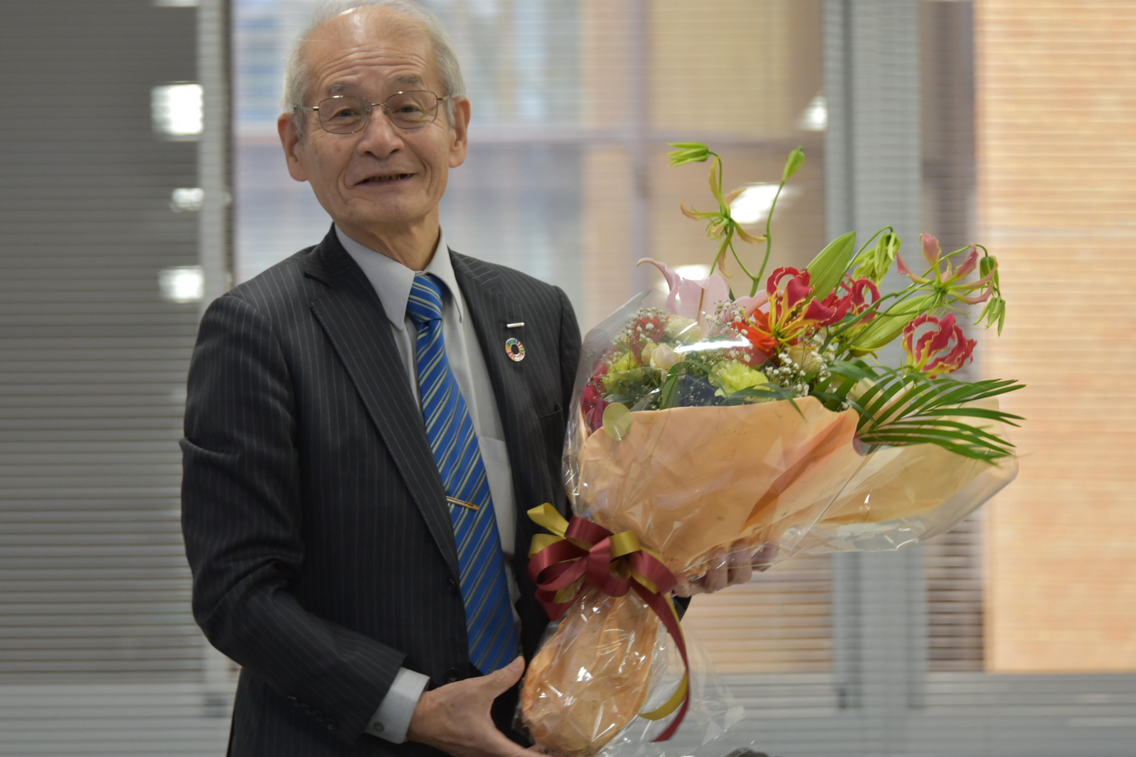 花束を手にする吉野教授