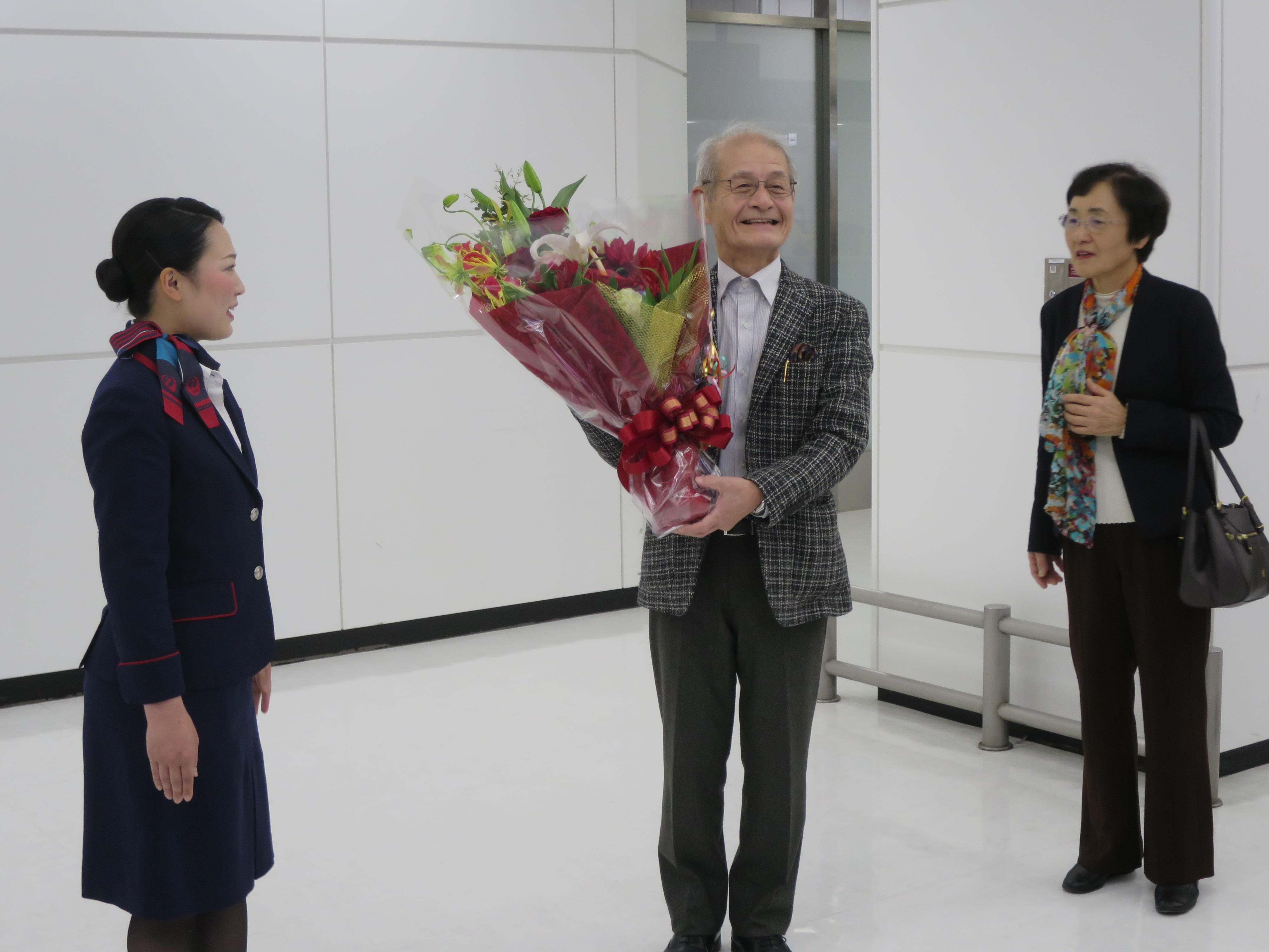 成田空港で花束贈呈を受けた吉野教授