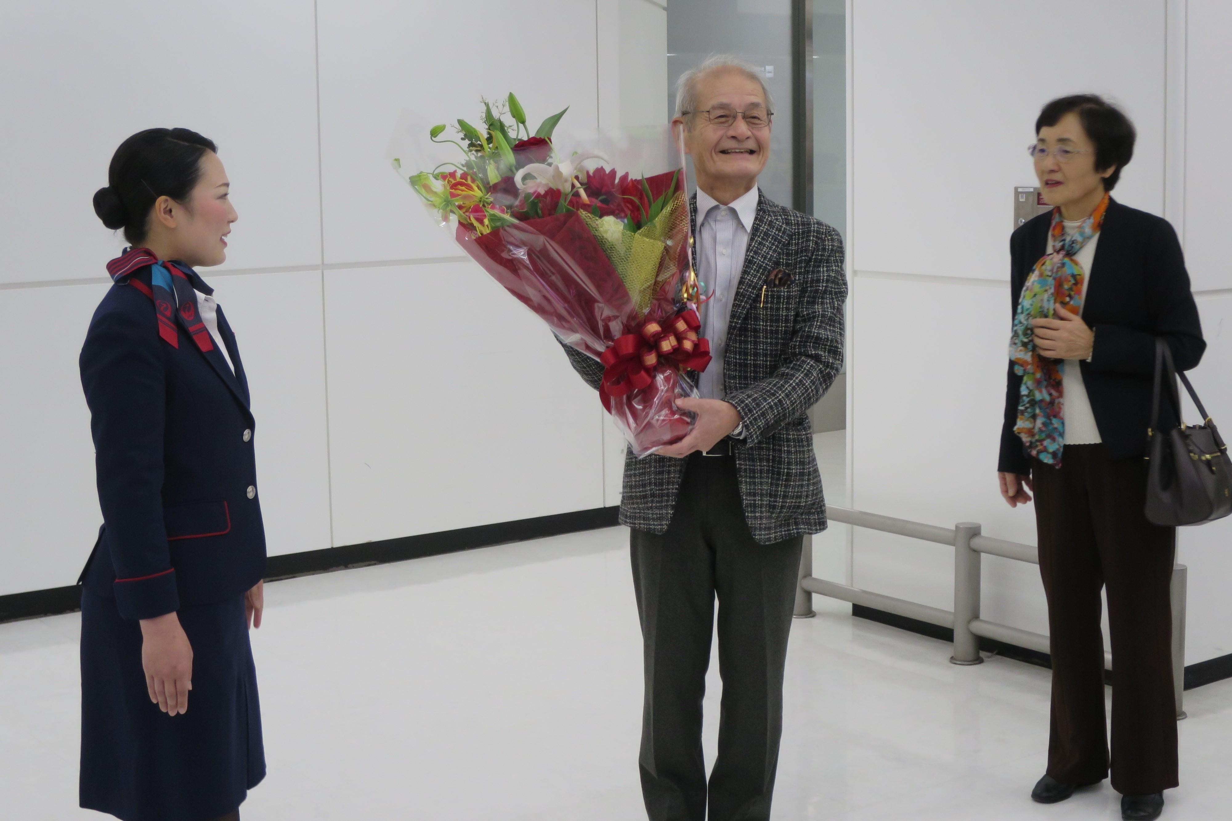 成田空港で花束贈呈を受けた吉野教授