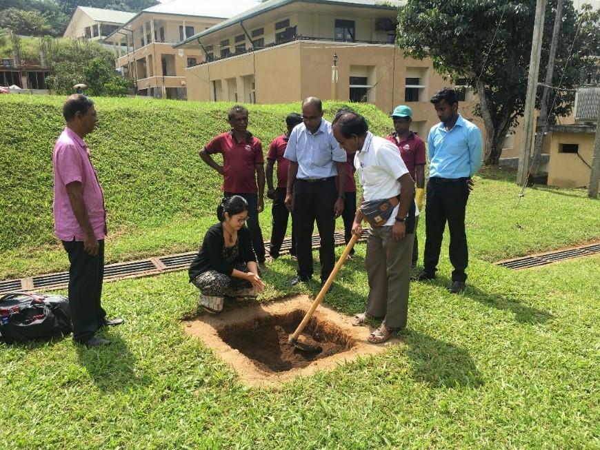 2018年1月2日、大学構内で定植場所の選定、定植に関する指導をするクマーラ教授（中央手前）