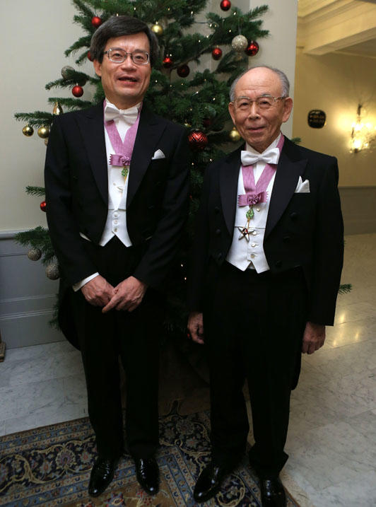 Award Ceremony直前に赤﨑・天野両先生の師弟でのツーショット（新聞社代表撮影）