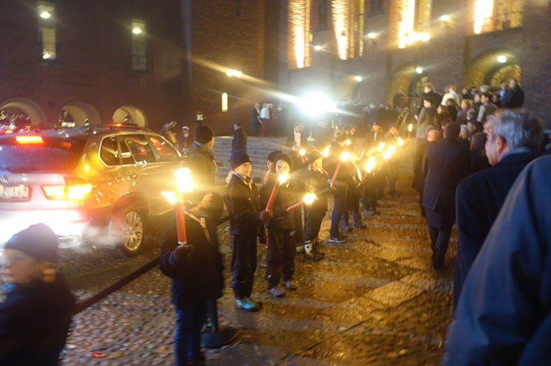 ノーベルバンケットの行われたCity Hallまでの通路の灯りを灯す子供達。ノーベルウィークはスウェーデン国民皆さんの協力によって運営されています。