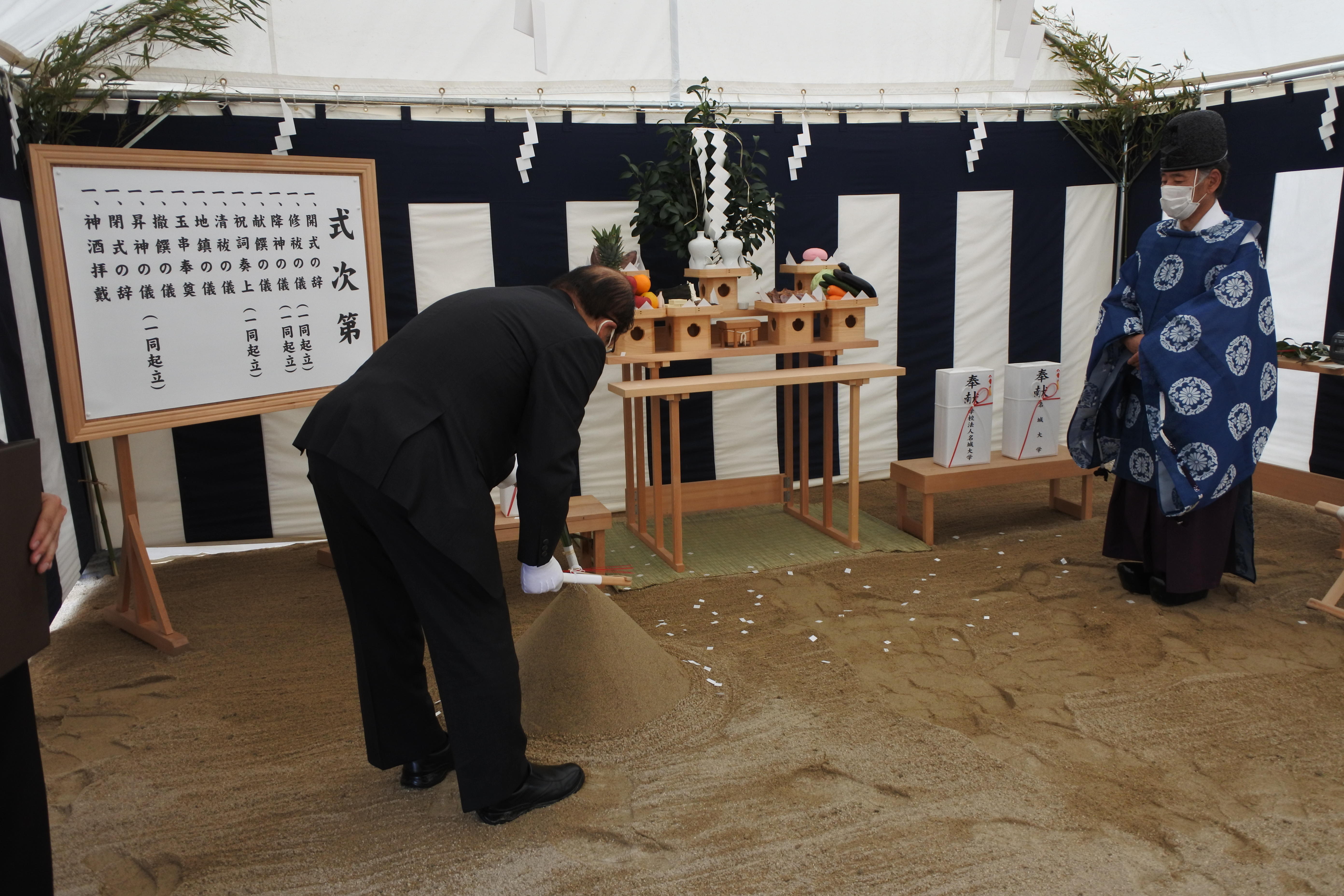 神事を行う立花貞司理事長