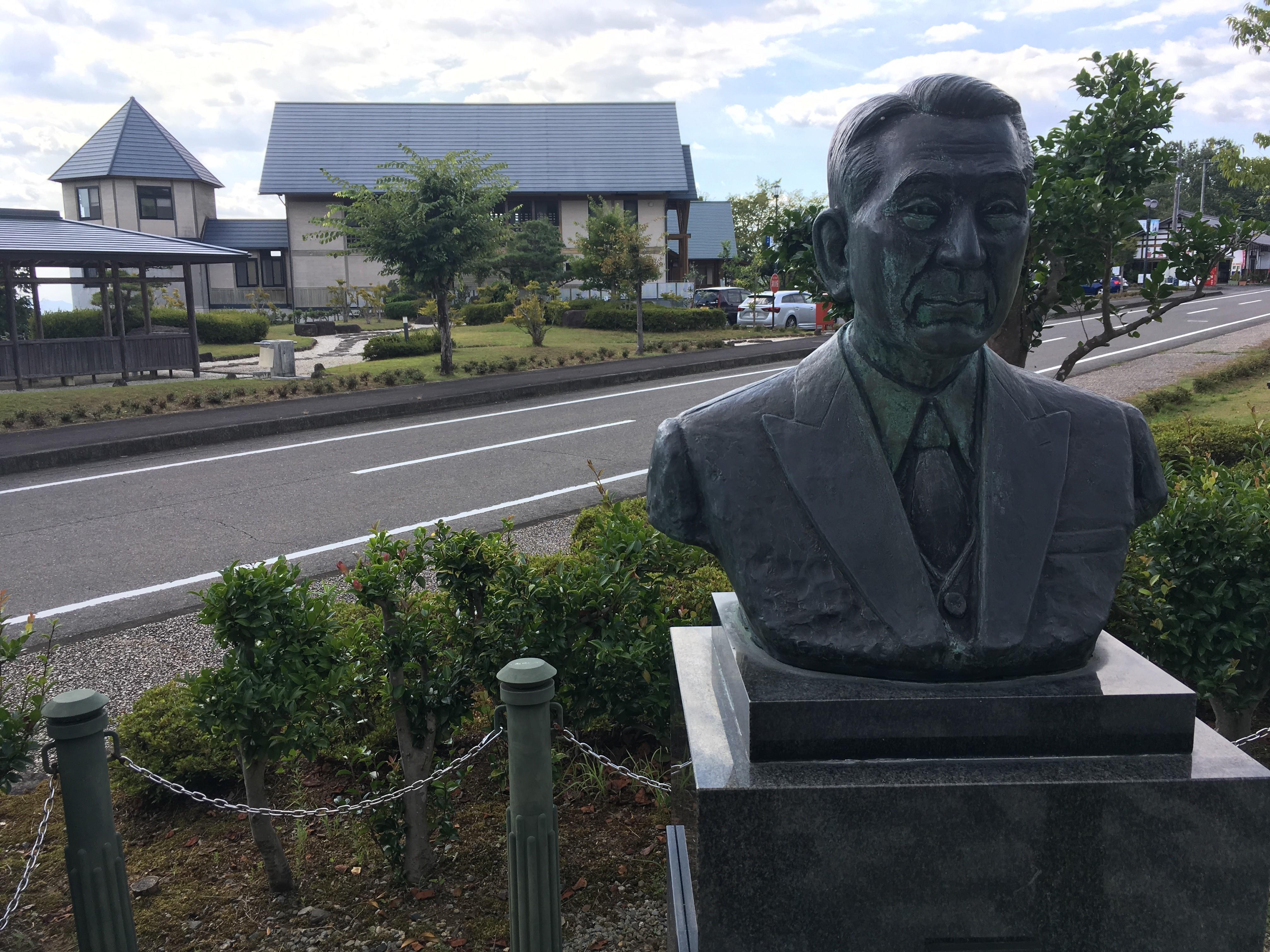 岐阜県八百津町生まれの杉原の胸像と同町杉原千畝記念館