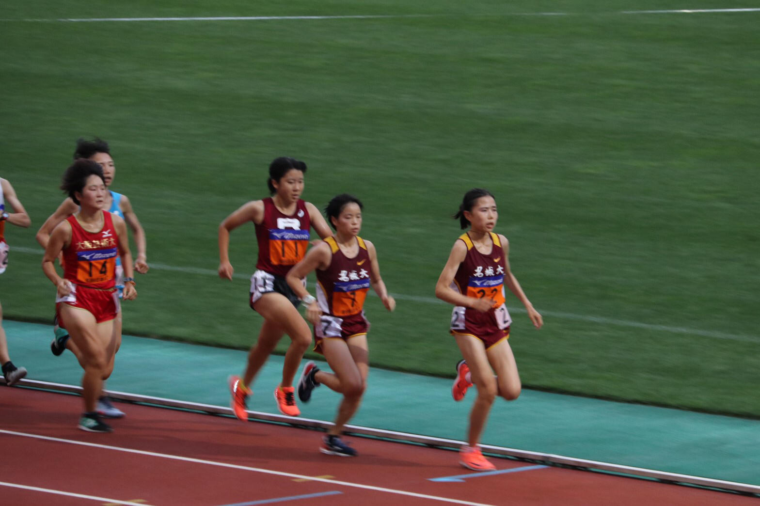 競り合う加世田選手と小林選手