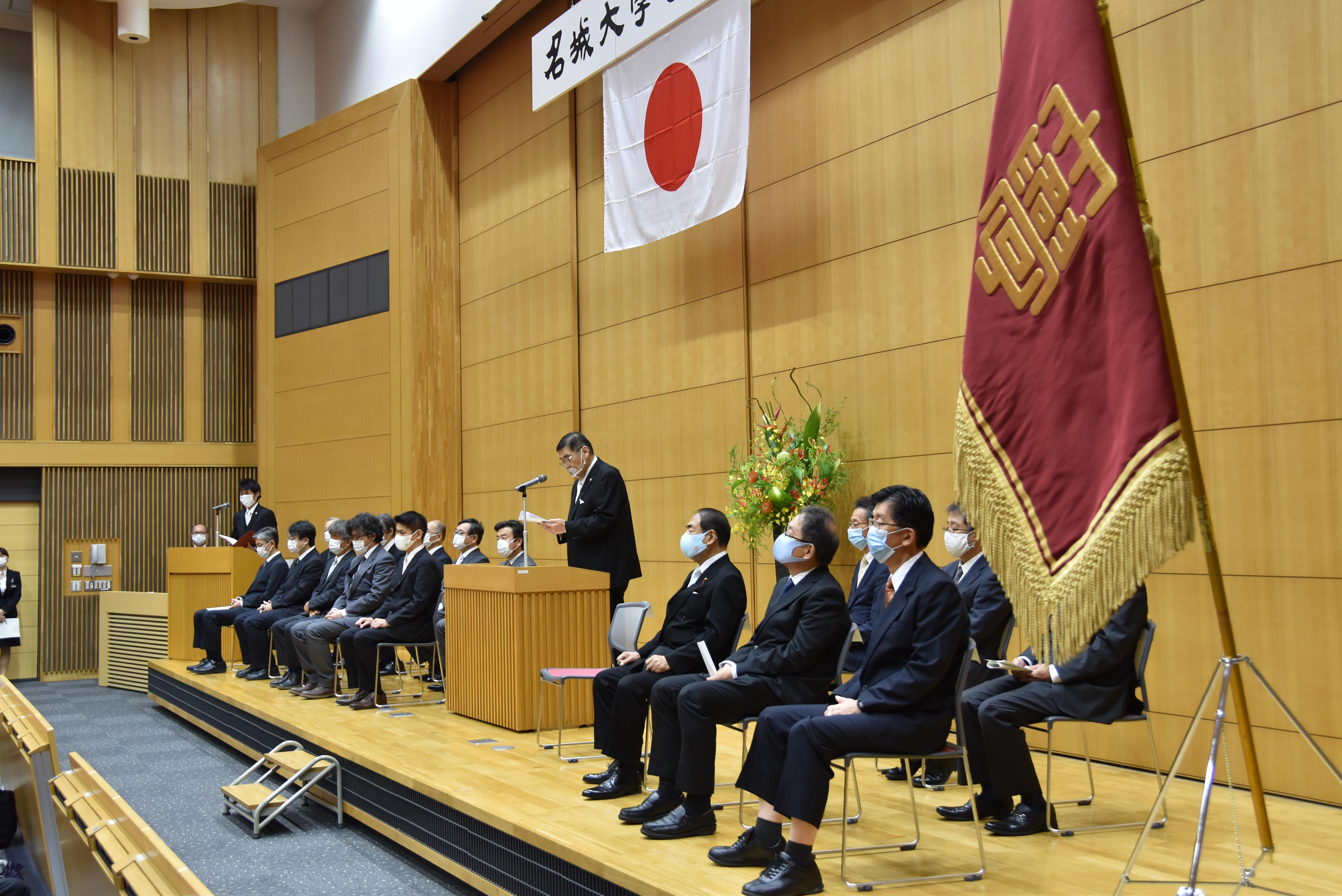 告辞を述べる小原学長