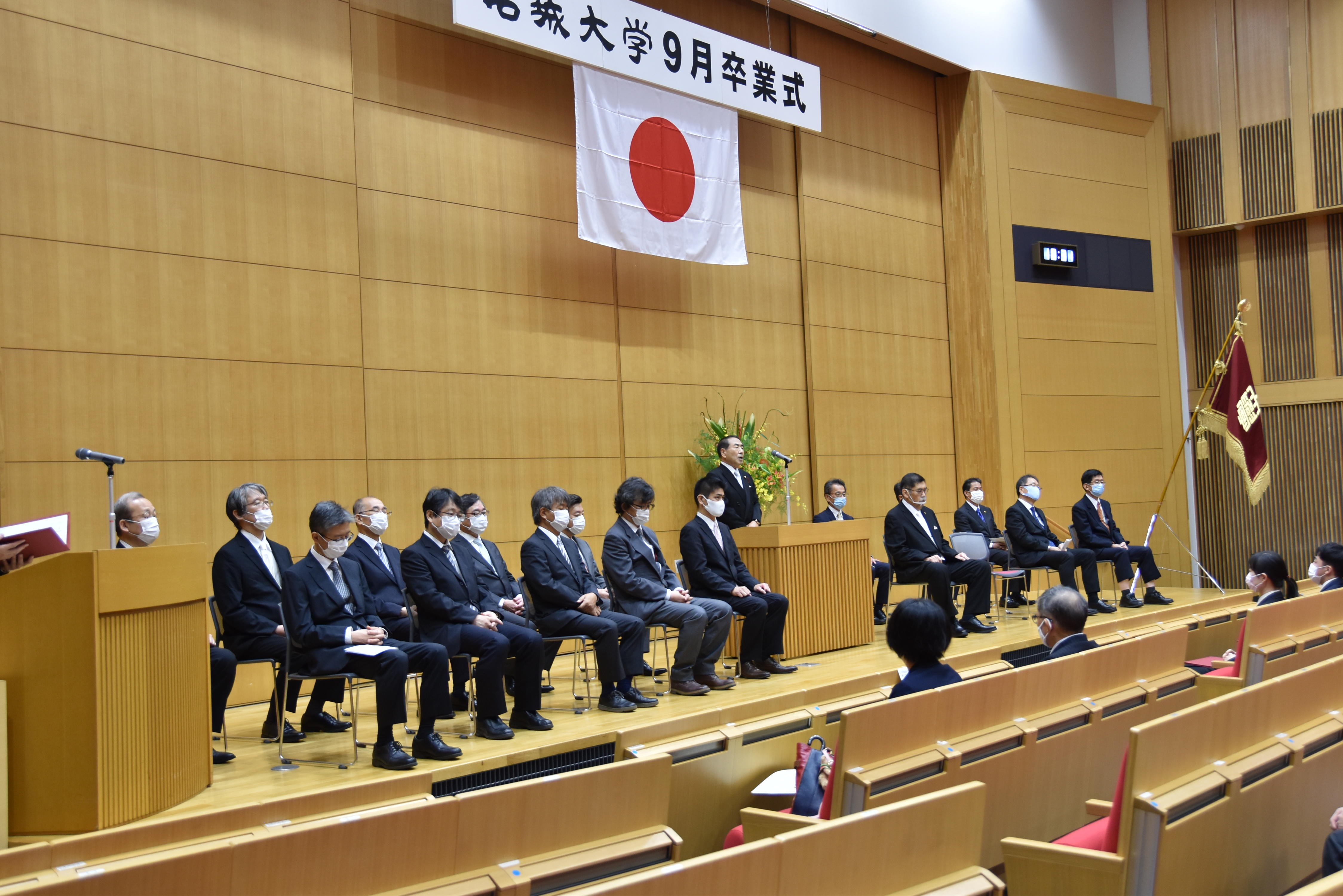 祝辞を述べる山田校友会長