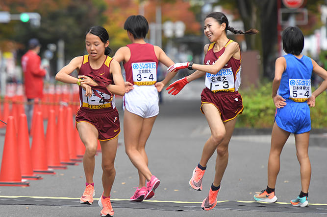 最高の走りで4区増渕選手（左）につないだ3区小林選手（右）