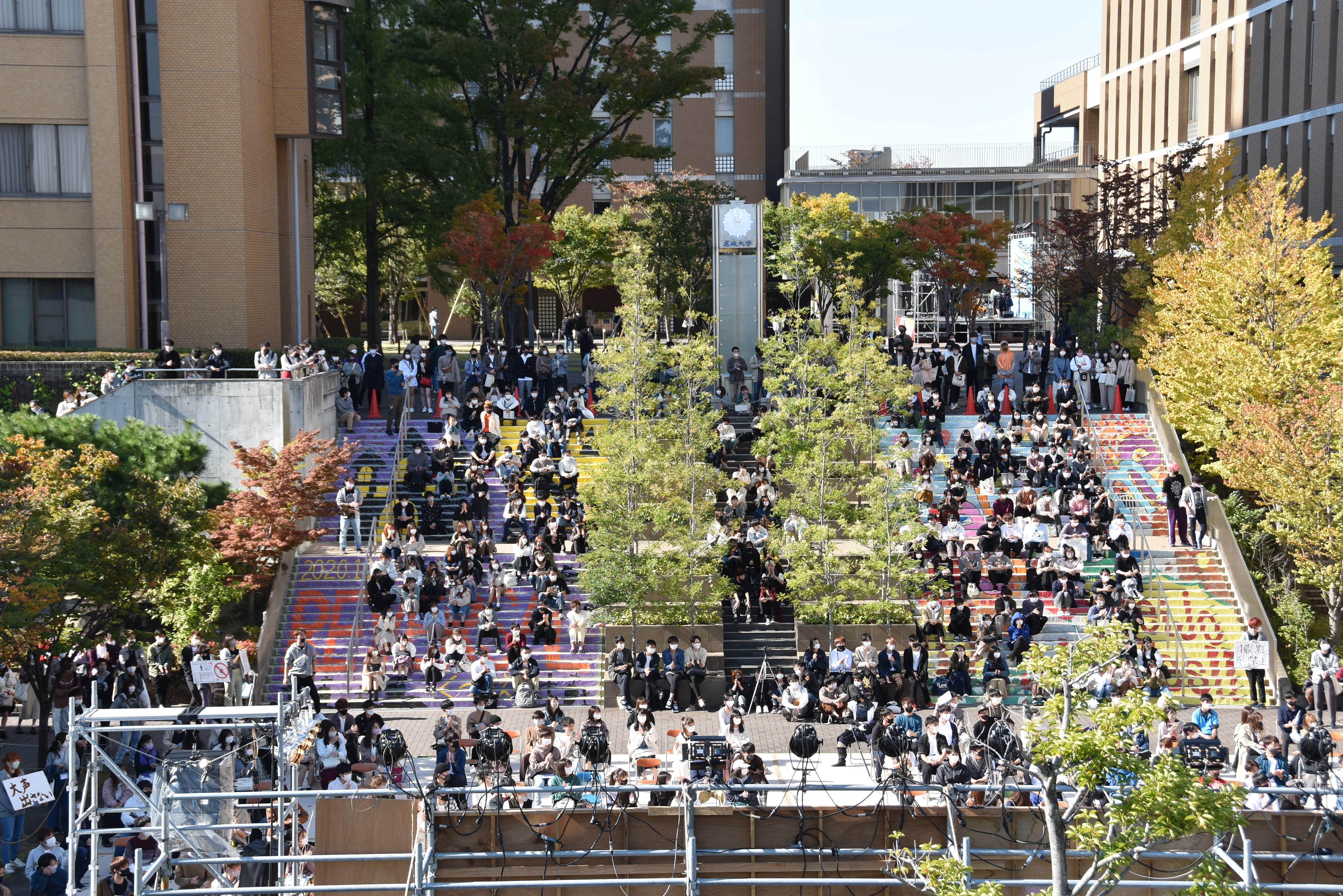 お笑い芸人の登場にもりあがる観客