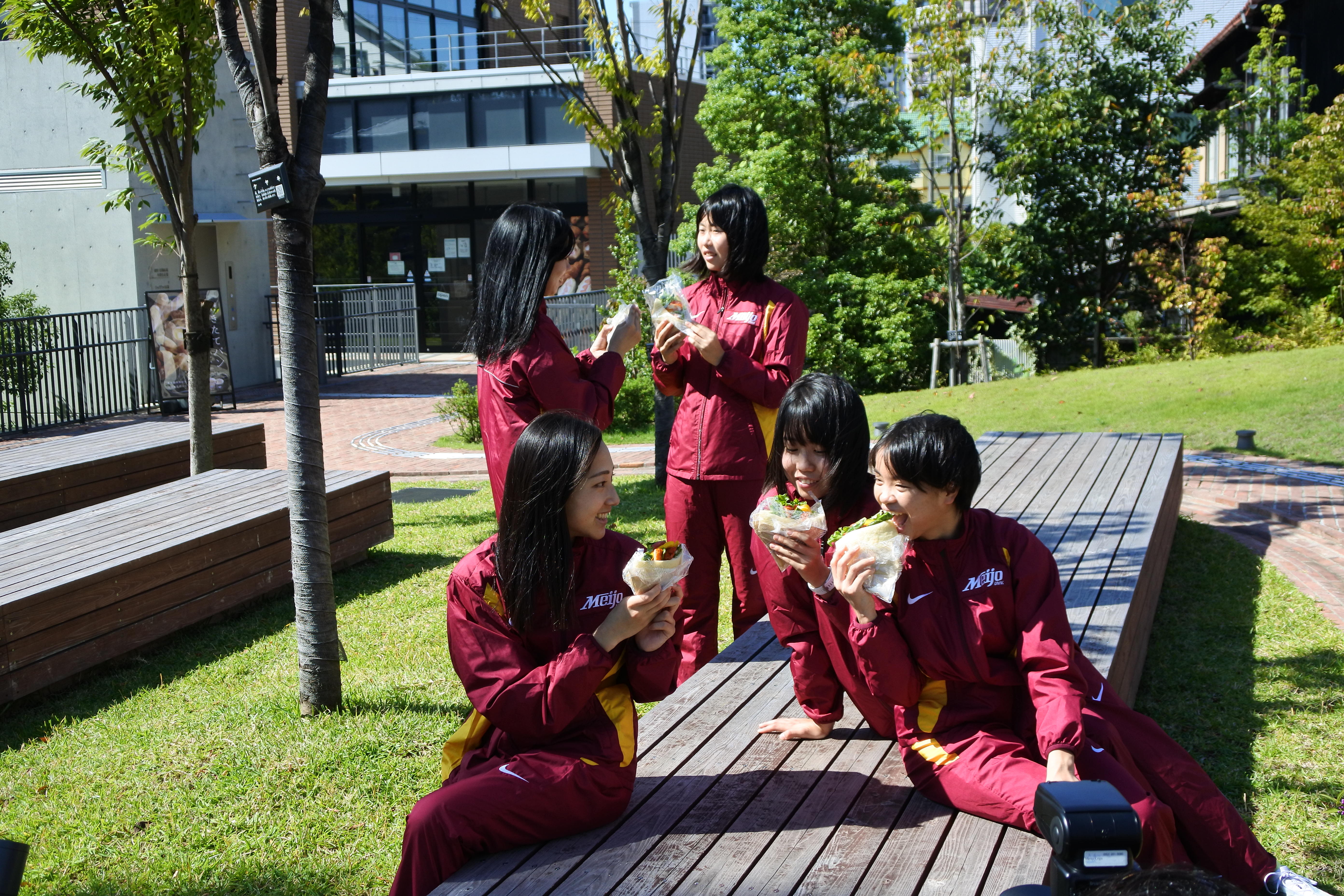 駅伝部メンバー試食の様子