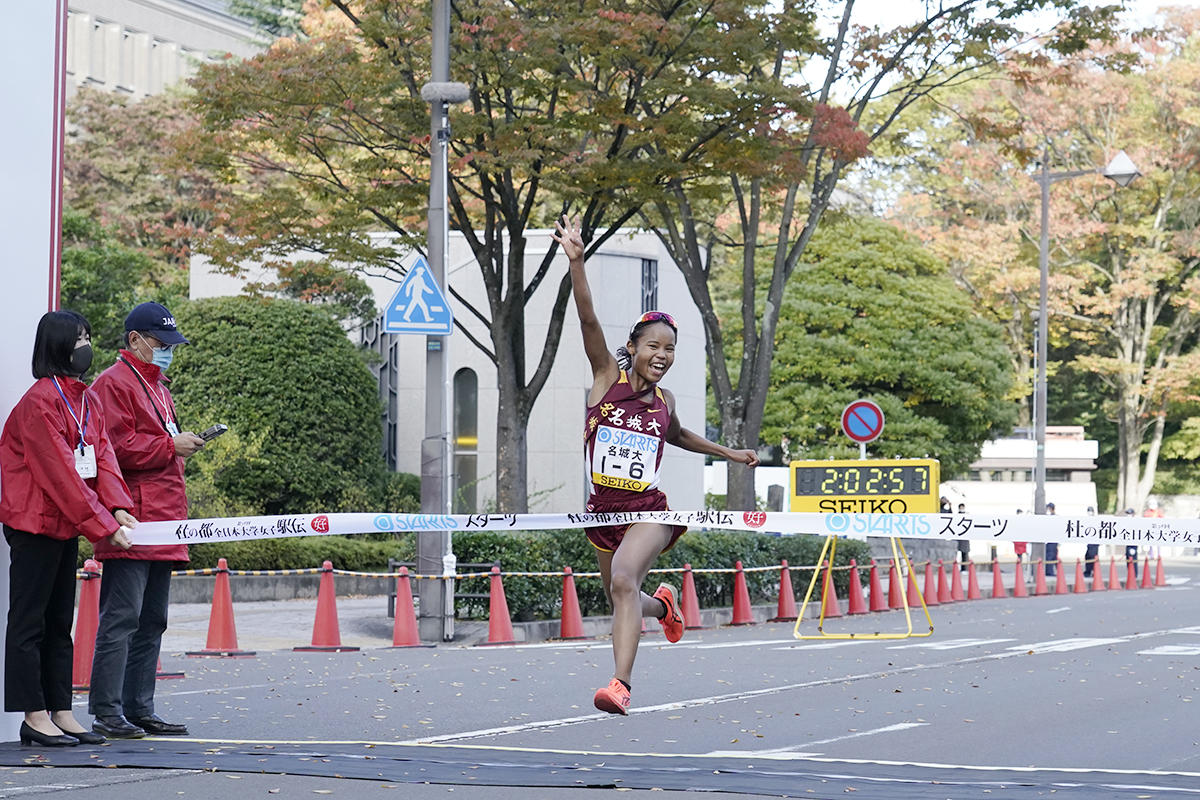 跳ねるようにゴールへ飛び込む髙松選手