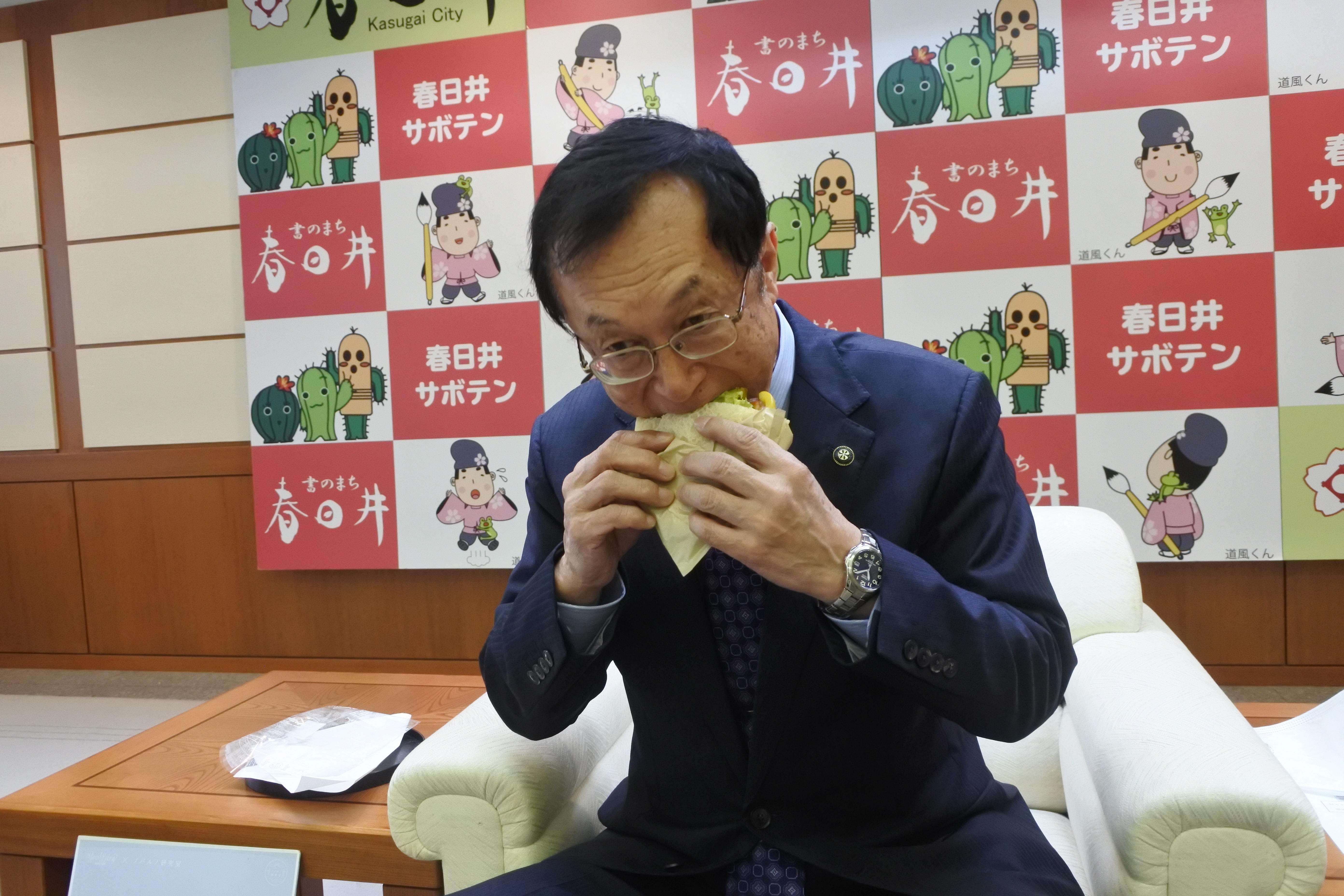 試食する伊藤市長