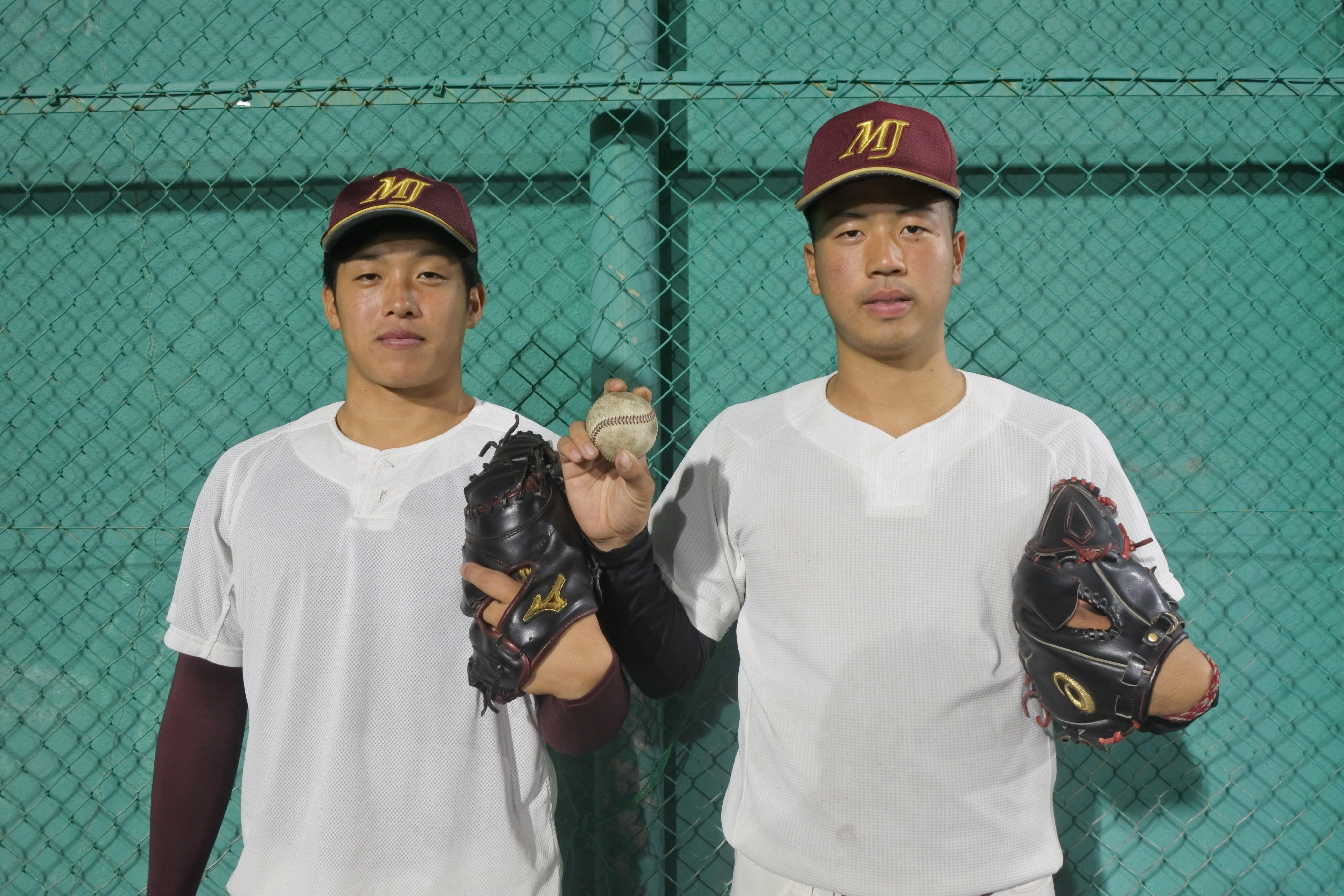 野口泰司捕手（左）と松本凌人投手