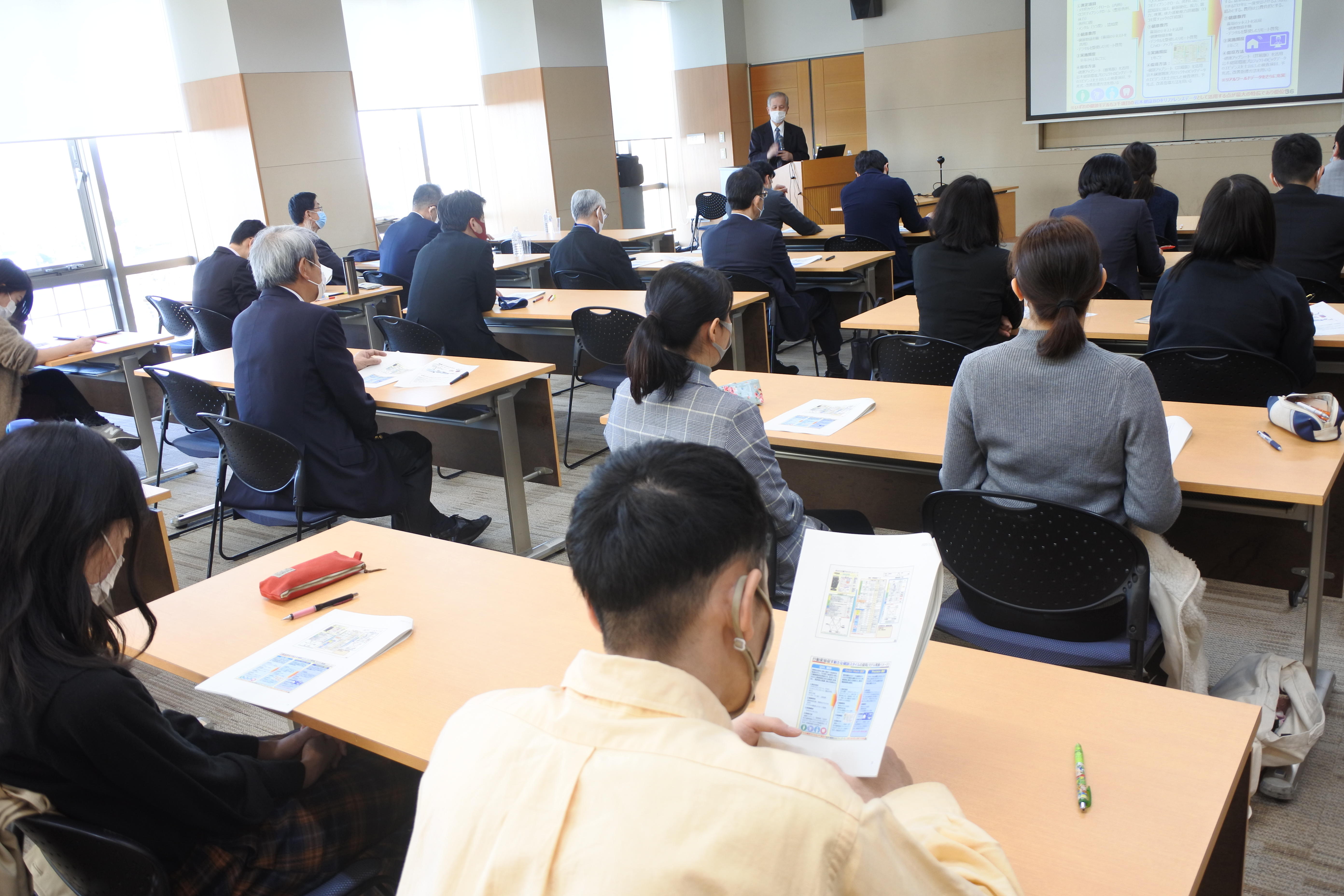 講演に聞き入る教職員、学生ら