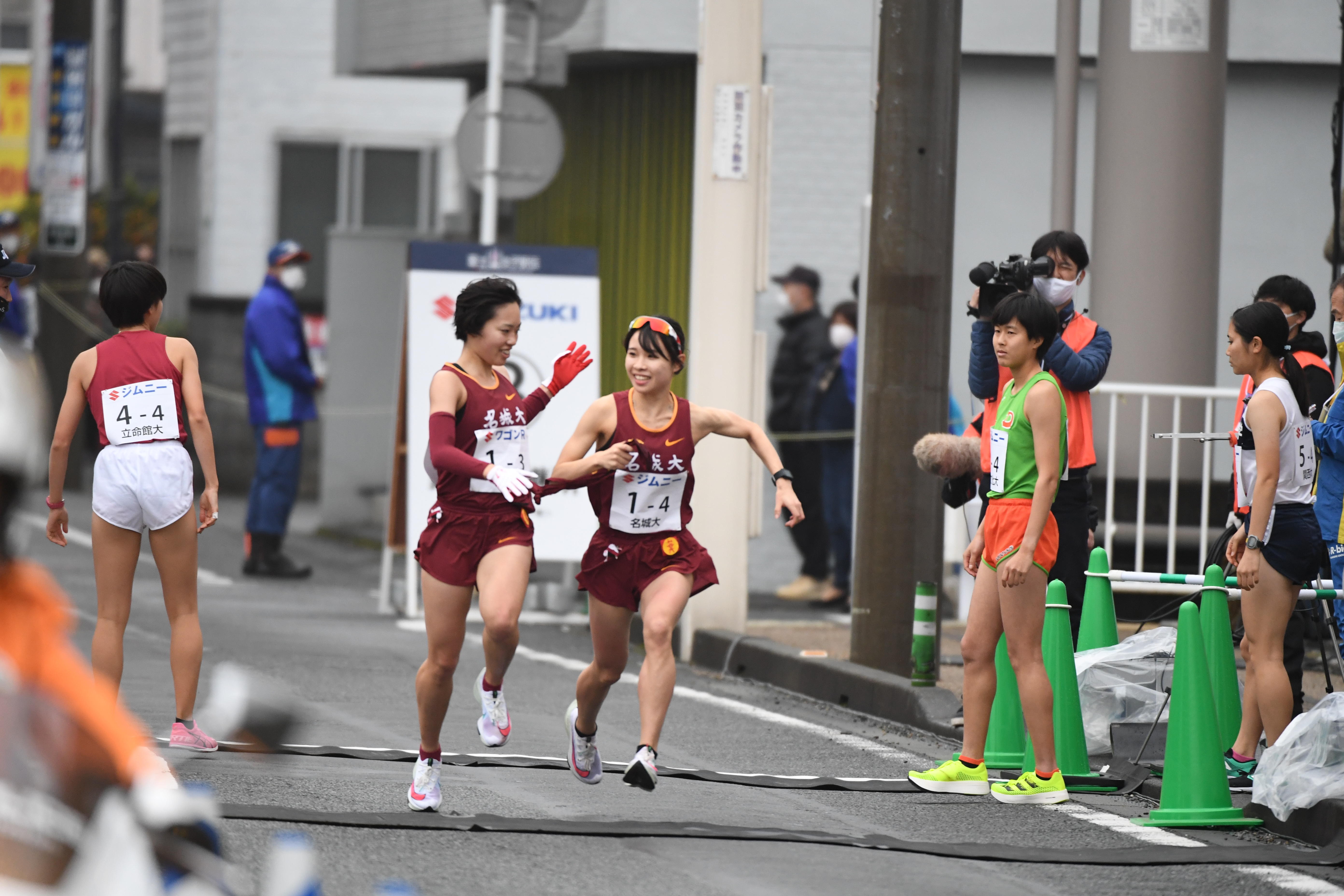 地元静岡出身の鴨志田選手からたすきを受ける山本選手