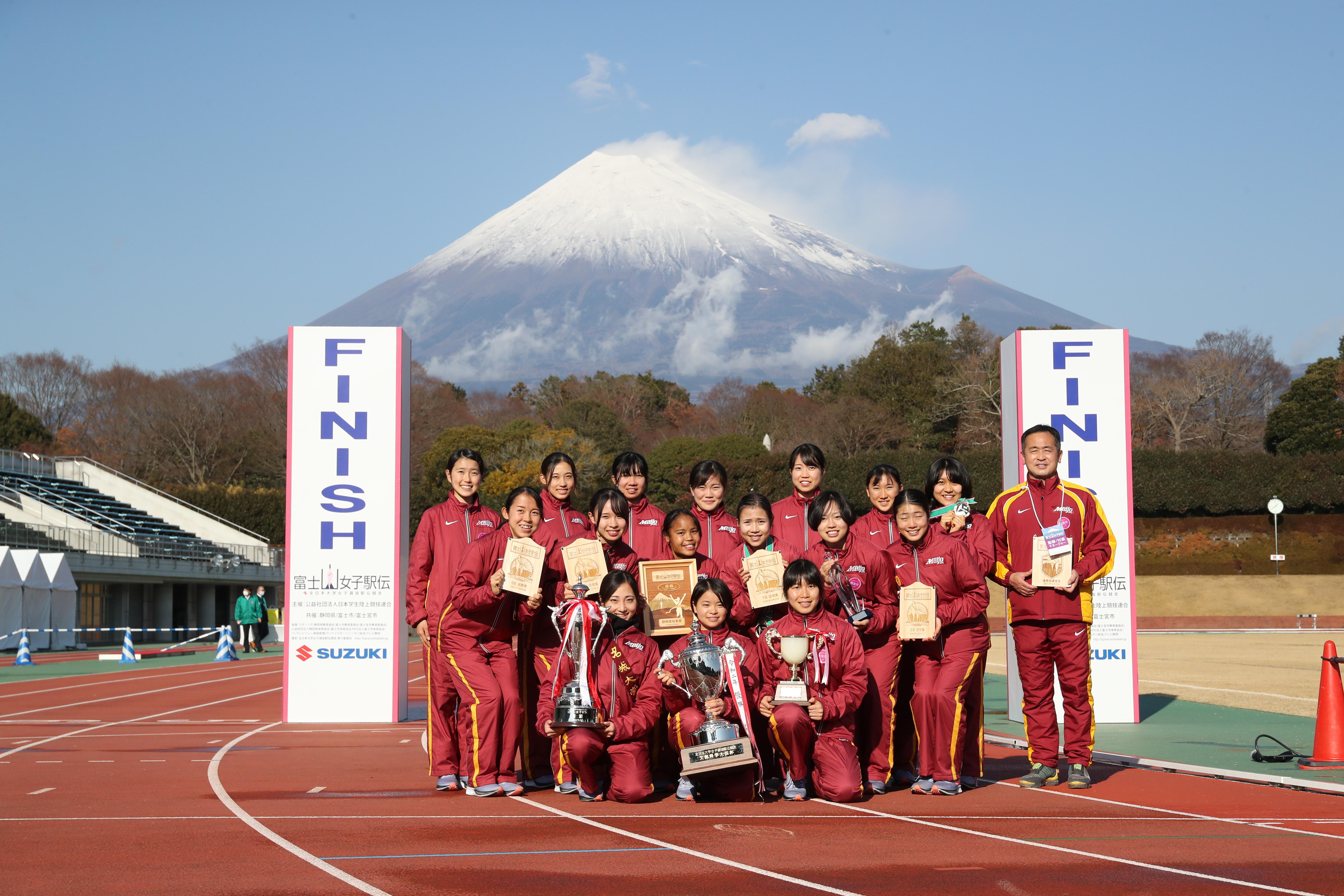 来年を占うように最後には富士山が見えるほどの快晴に