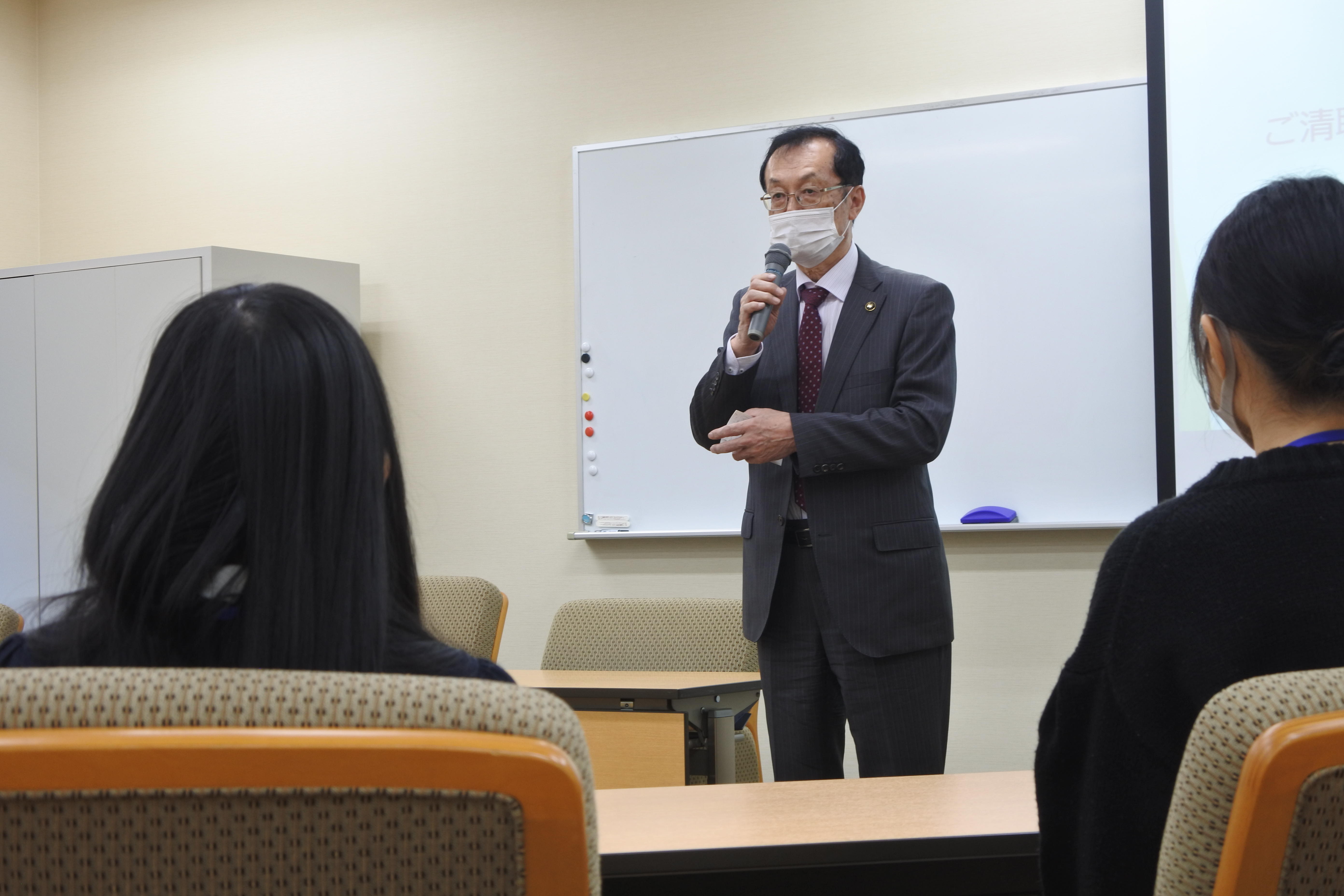 学生たちに語り掛ける伊藤市長