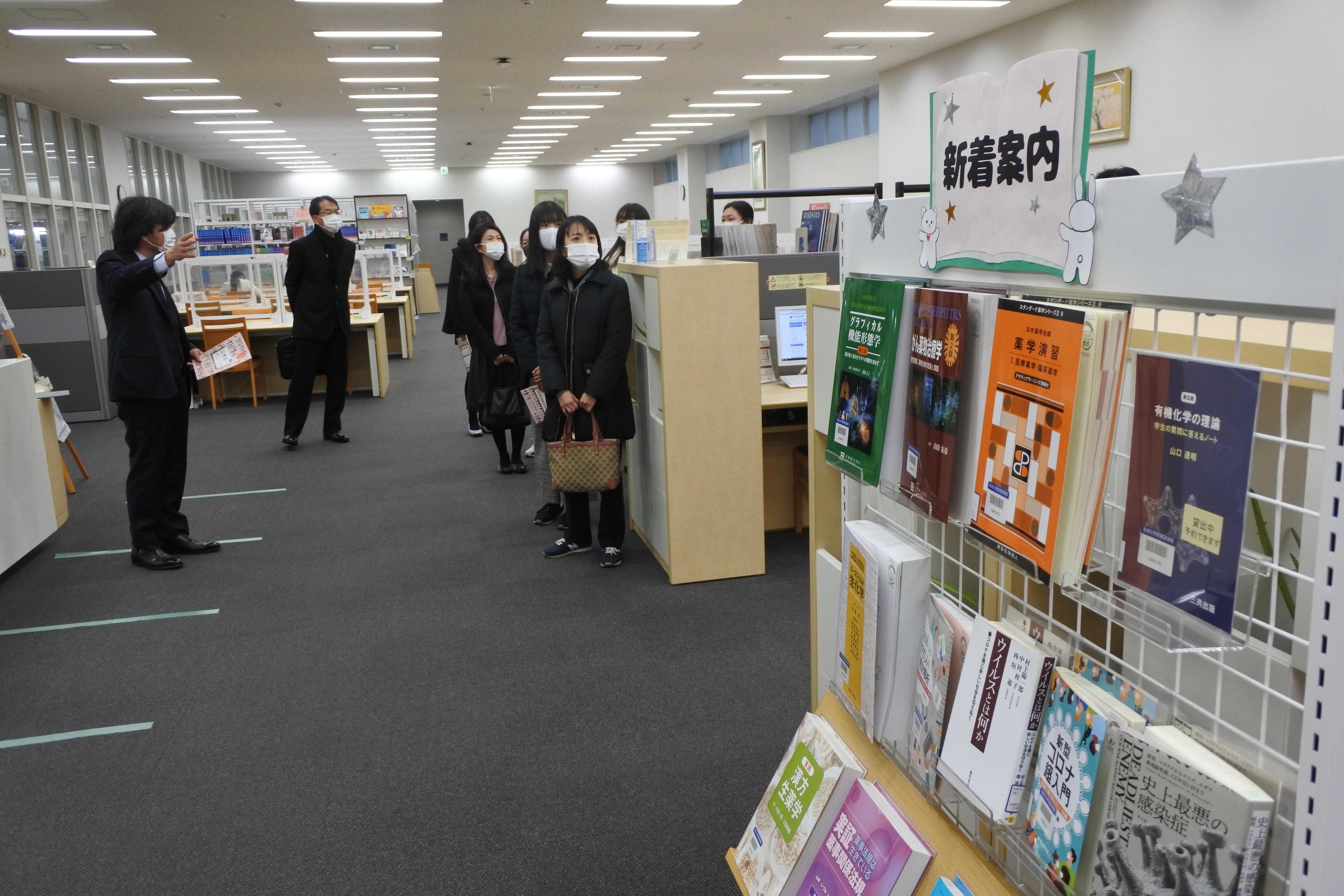 附属図書館薬学部分室を見せる灘井雅行学部長