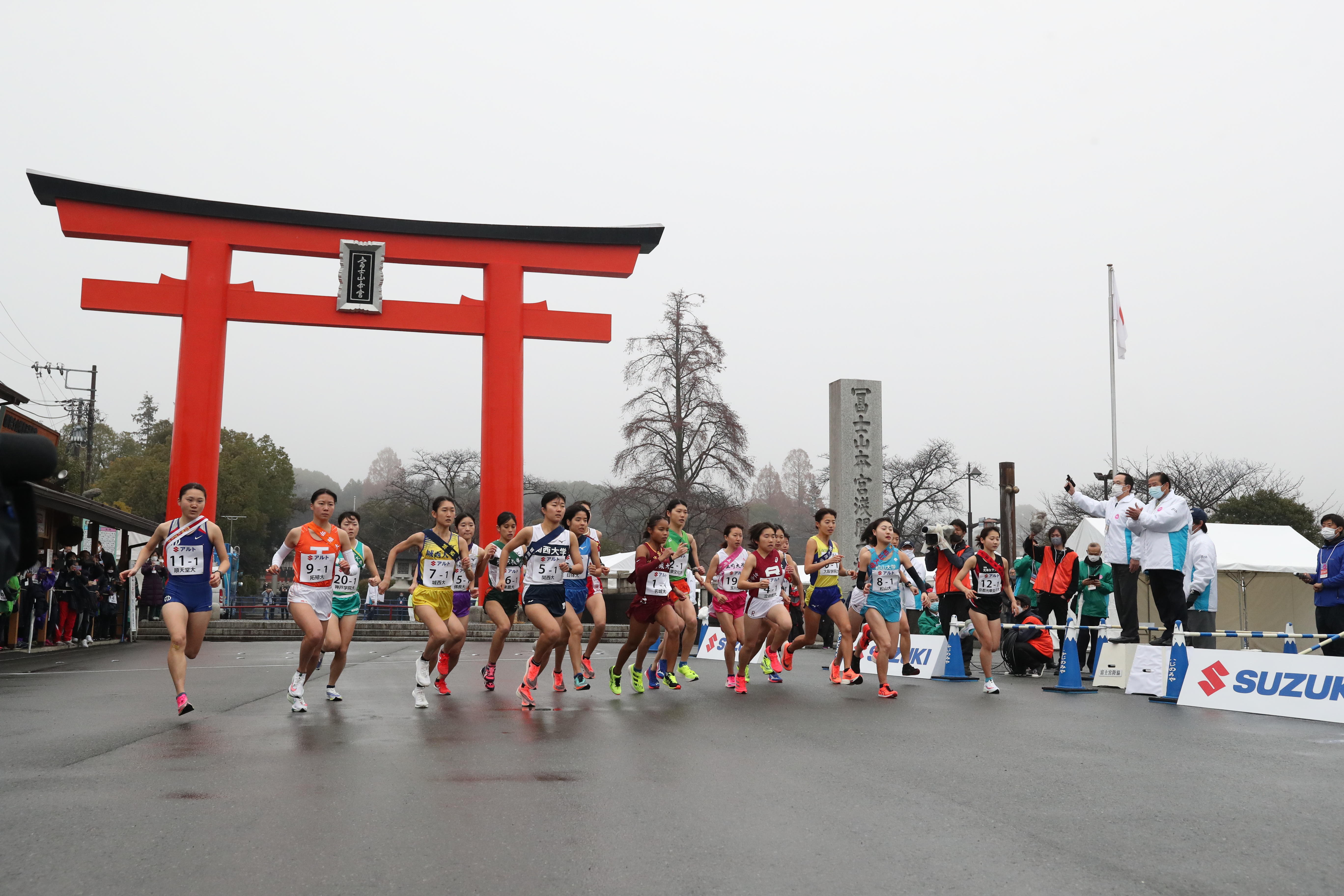 濃霧の中スタートした富士山女子駅伝