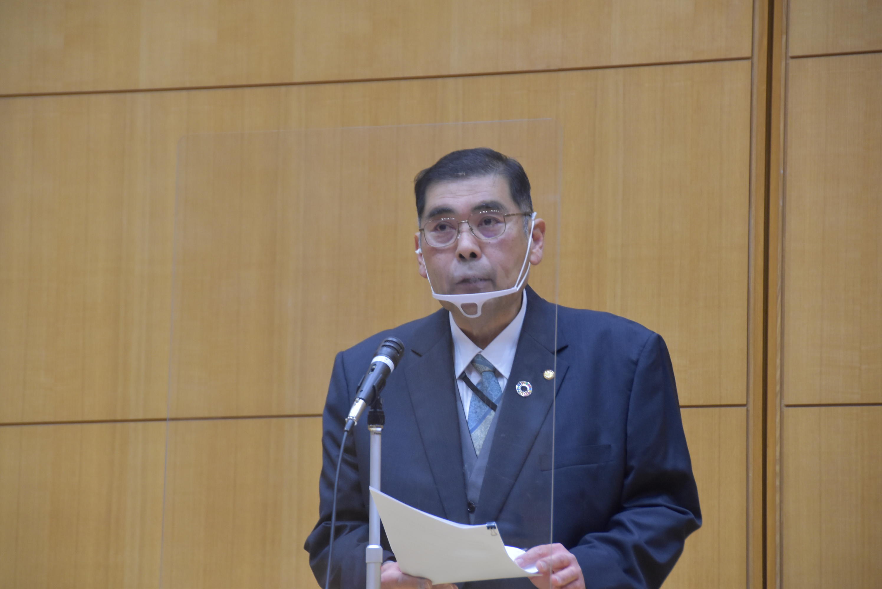 年頭あいさつを述べる小原章裕学長