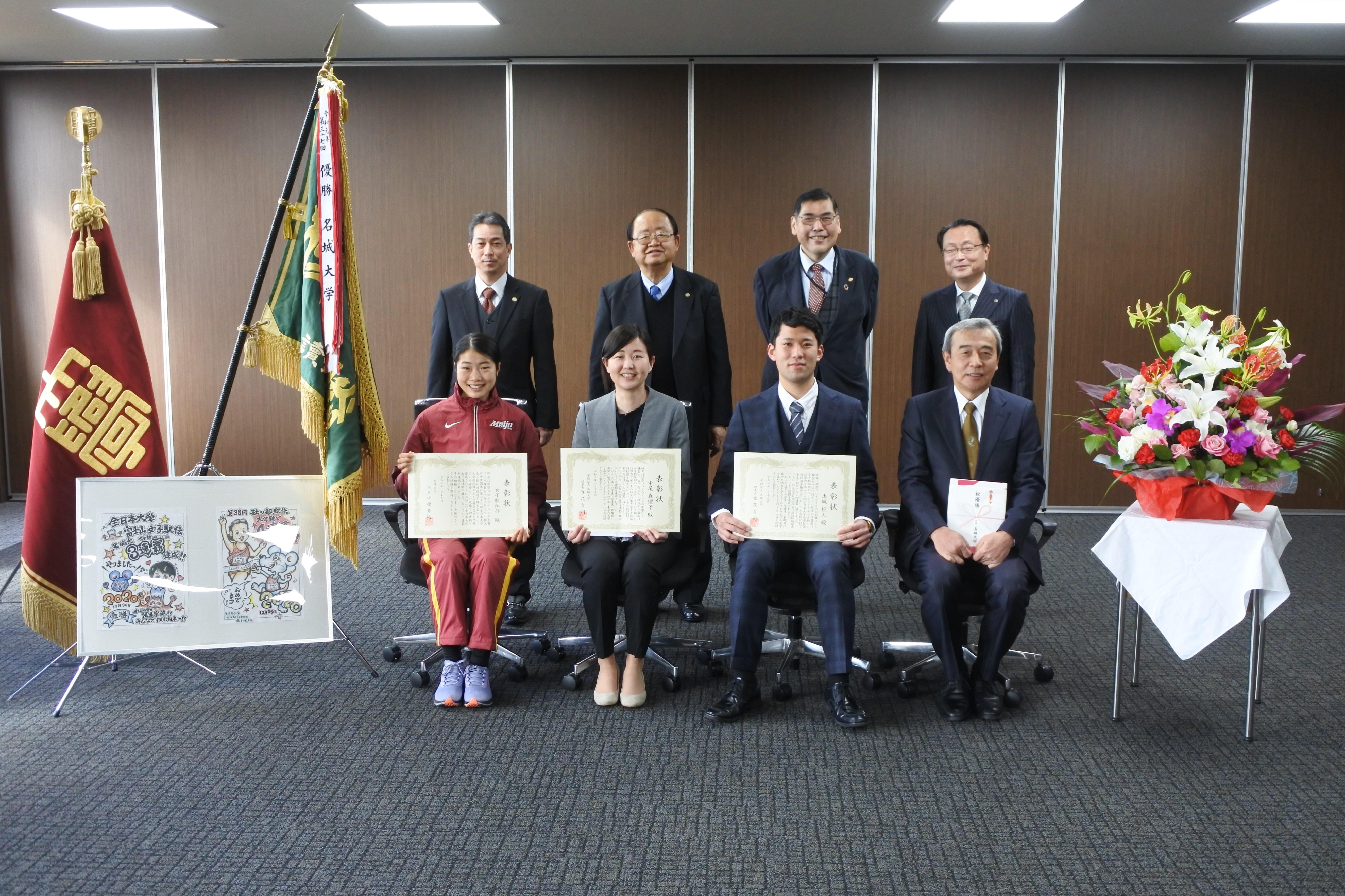 記念写真に納まる（前列左から）和田主将、中尾コーチ、玉城コーチ、加鳥部長ら