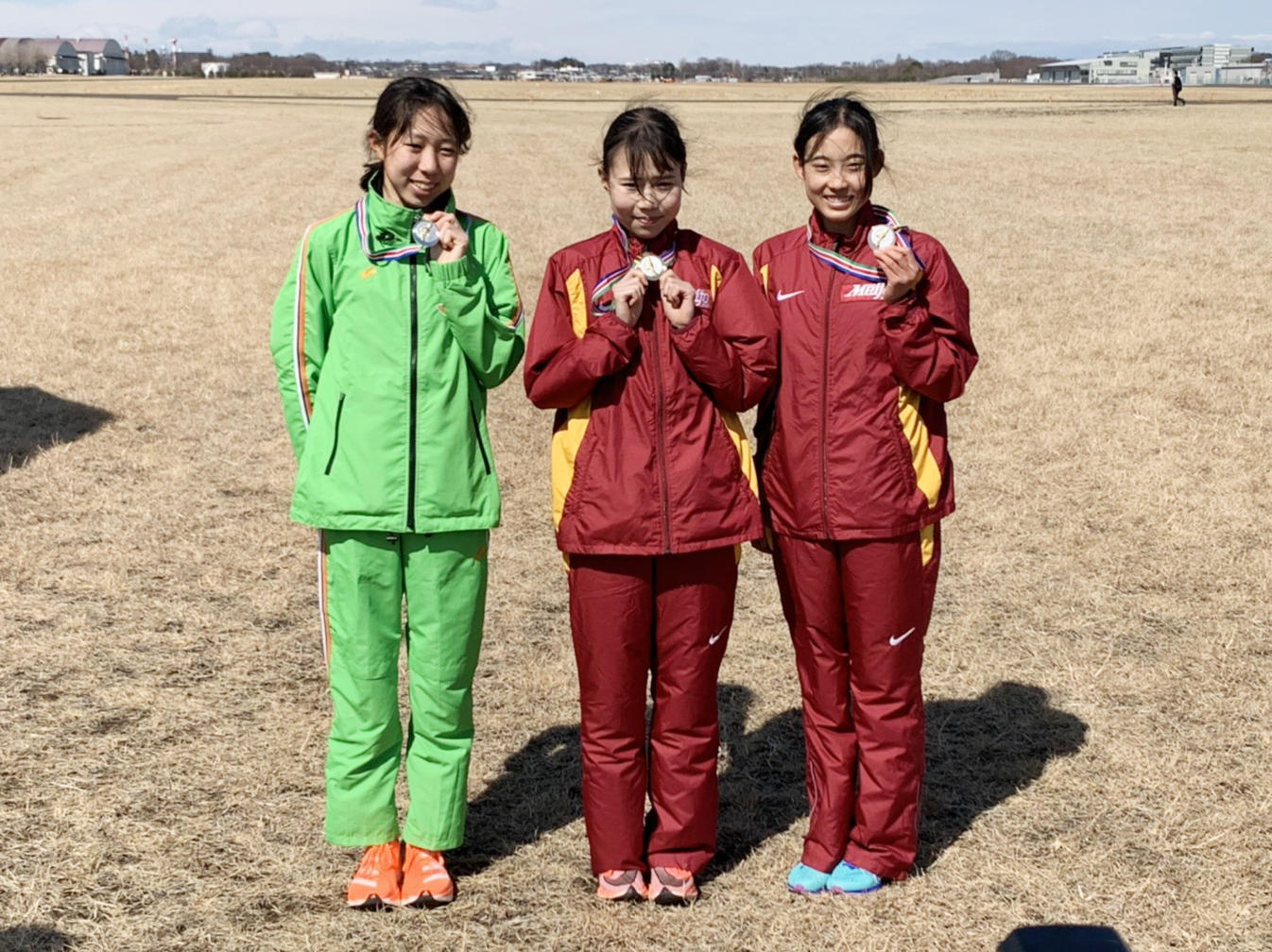 強風の中優勝した小林選手（中）と荒井選手（右）