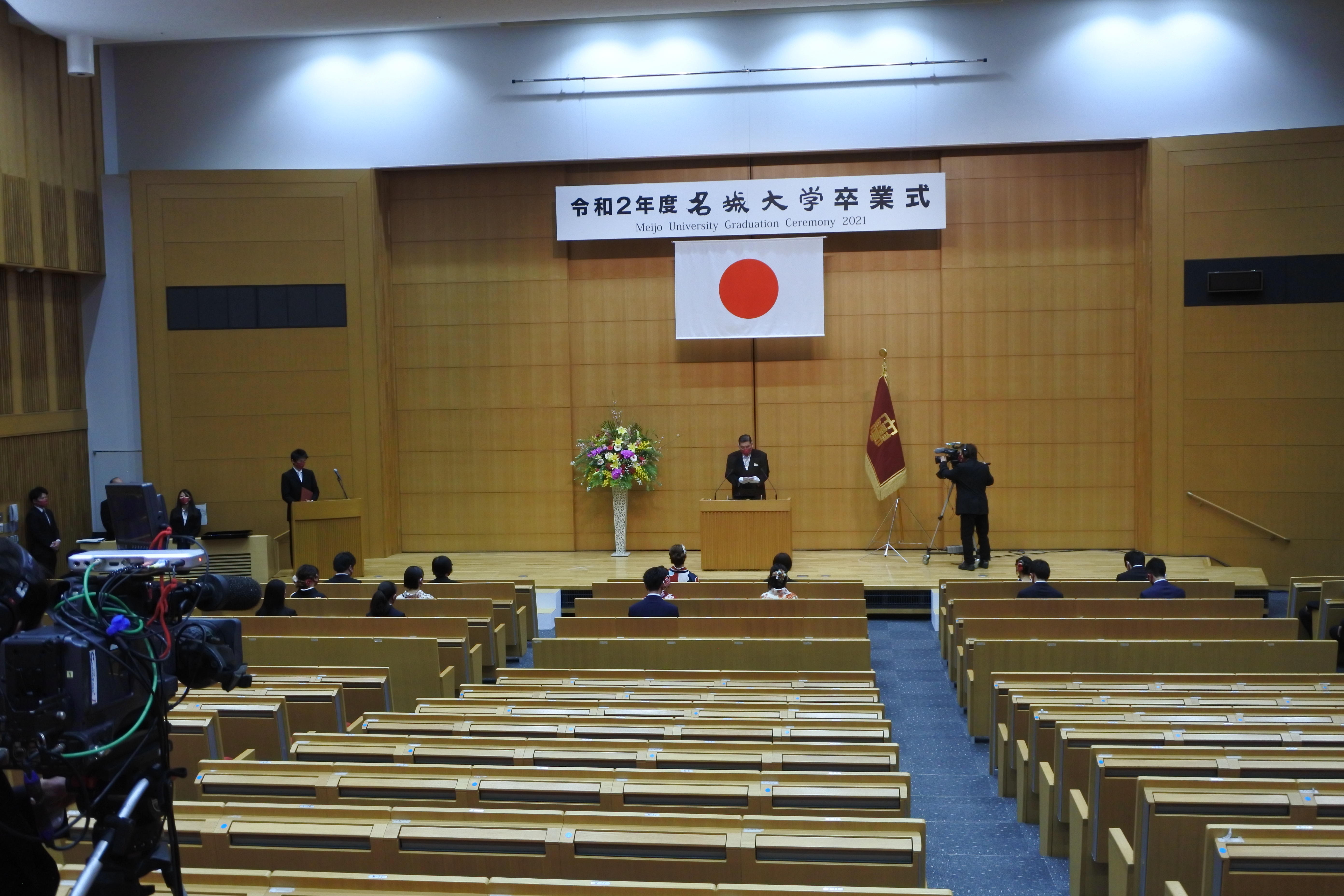 事前収録のカメラの前で告辞を述べる小原章裕学長