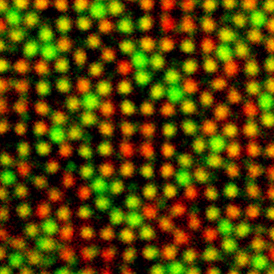 特殊な電子顕微鏡で撮影されたニオブ・タングステン酸化物結晶（2Nb2O57WO3）の原子像写真（緑色はニオブ原子、赤色はタングステン原子）