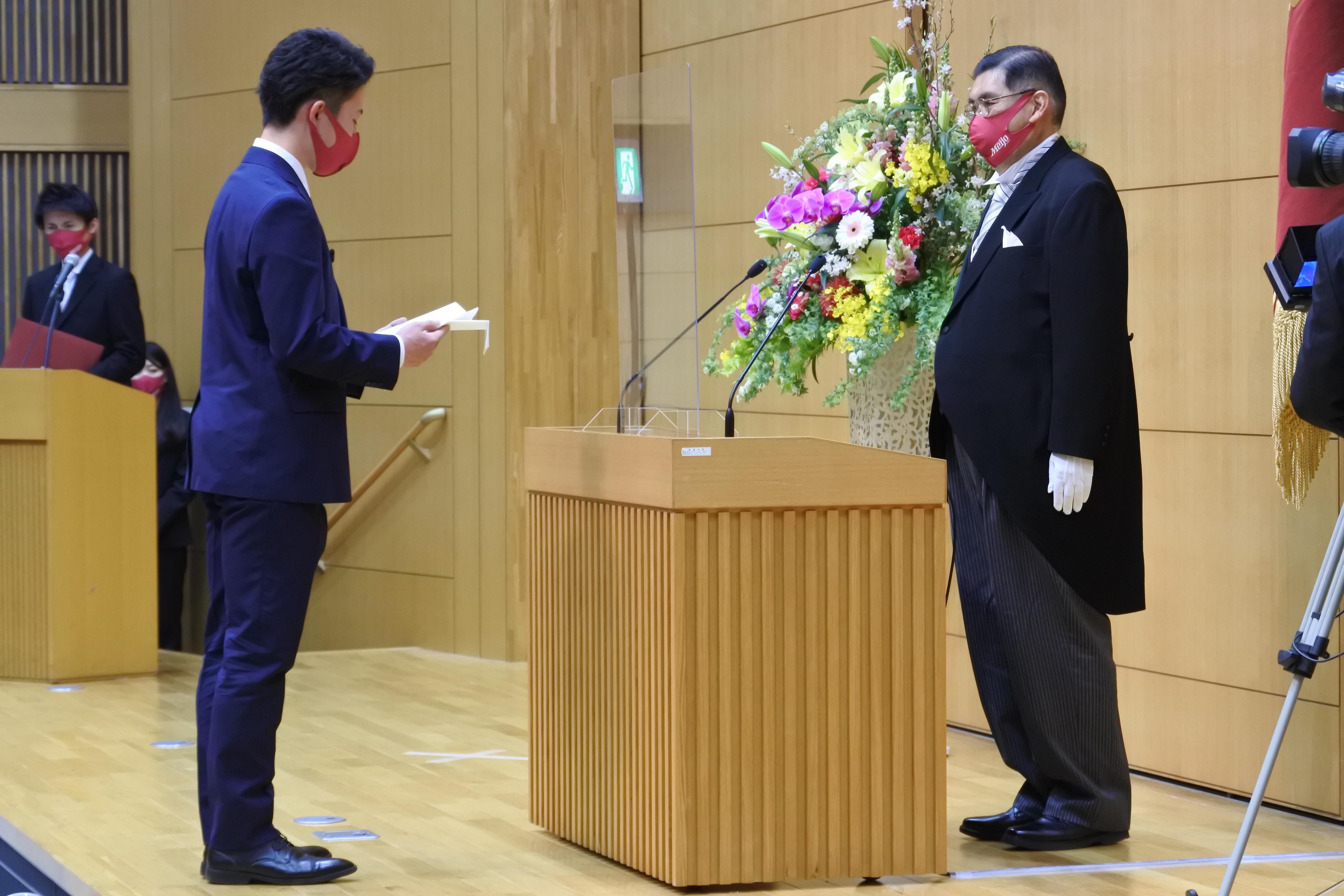 答辞を読む大原健太郎さん（左）