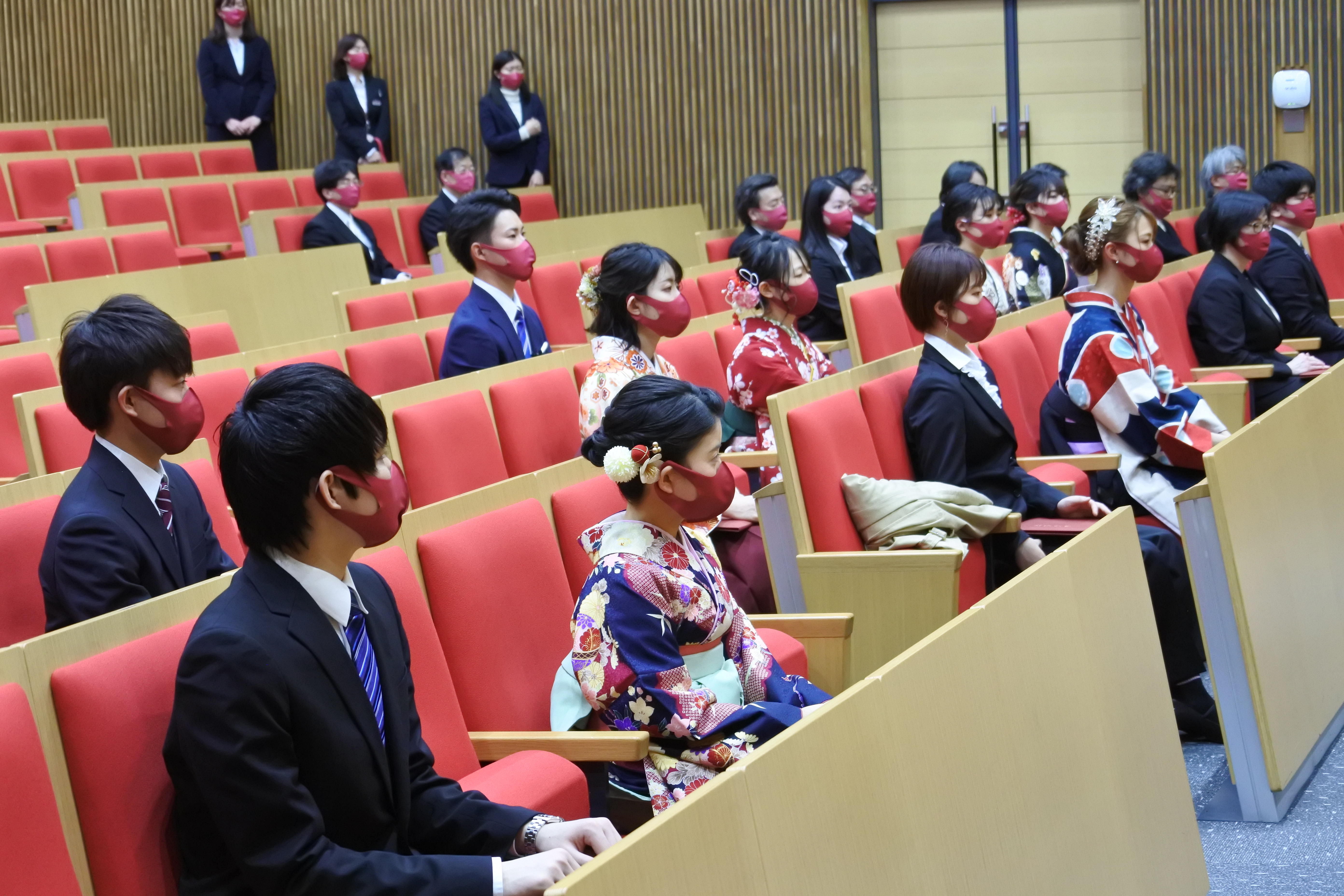 答辞に聞き入る修了生・卒業生ら