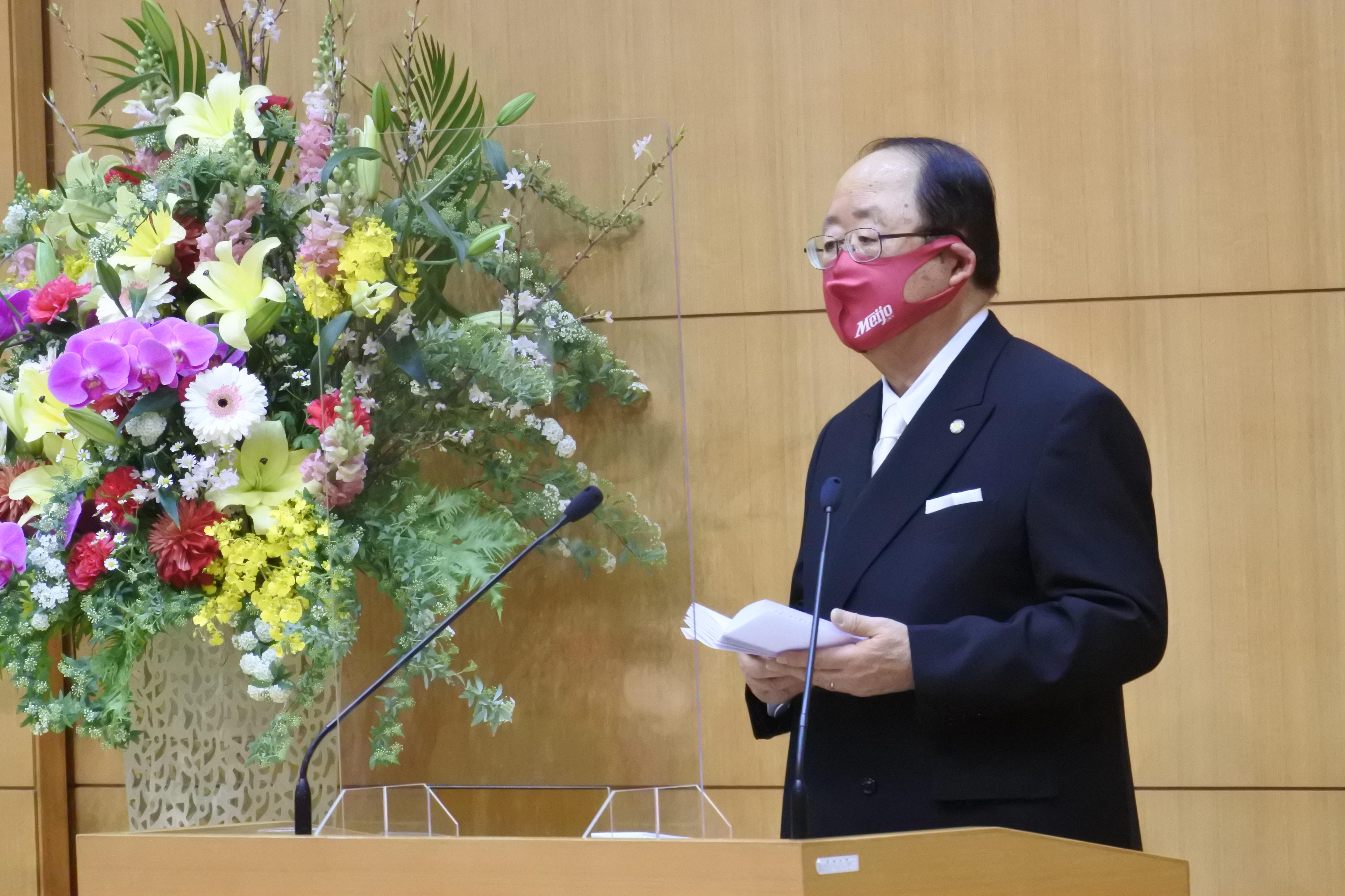 祝辞を述べる立花貞司理事長