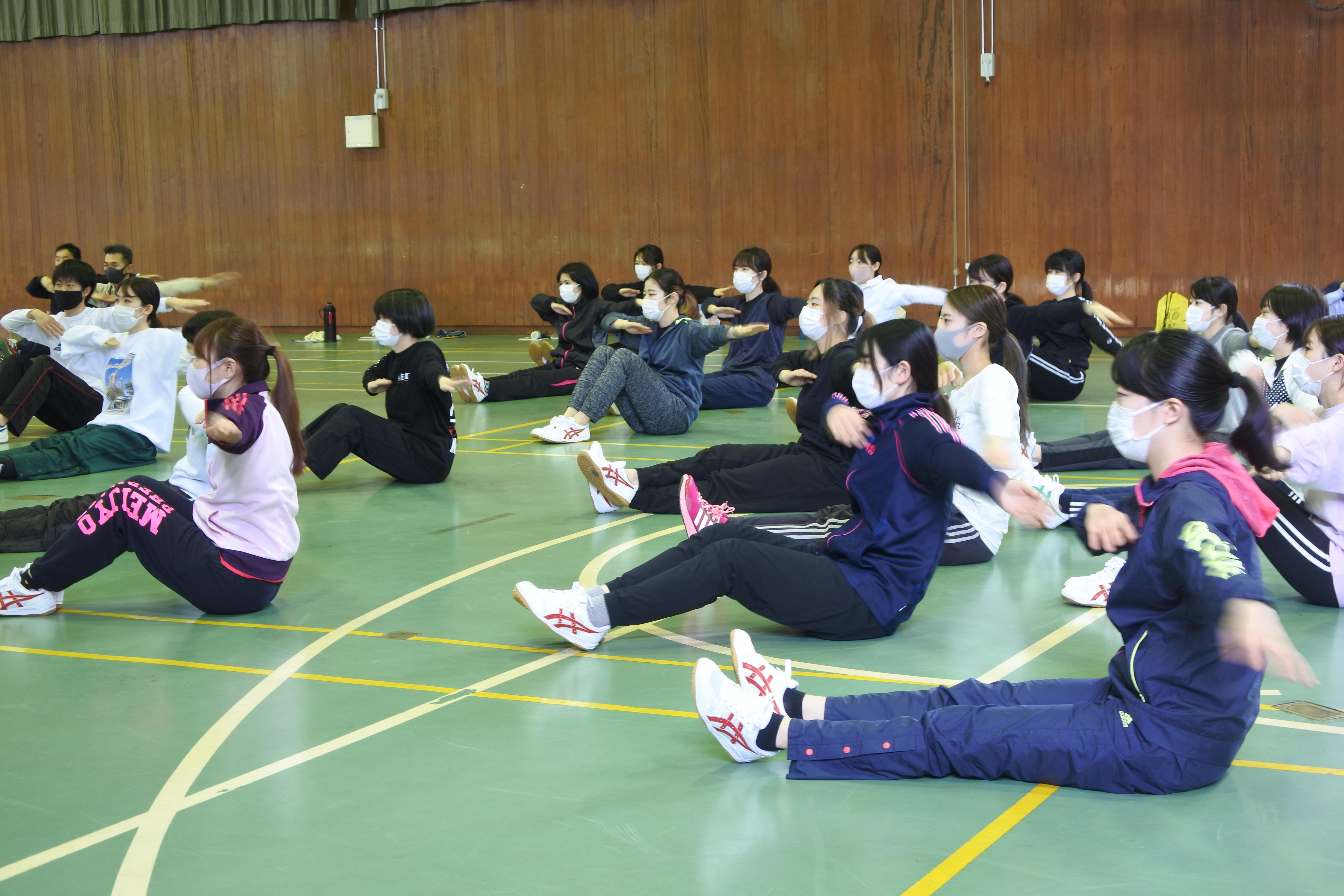 体を動かす薬学部3年生たち