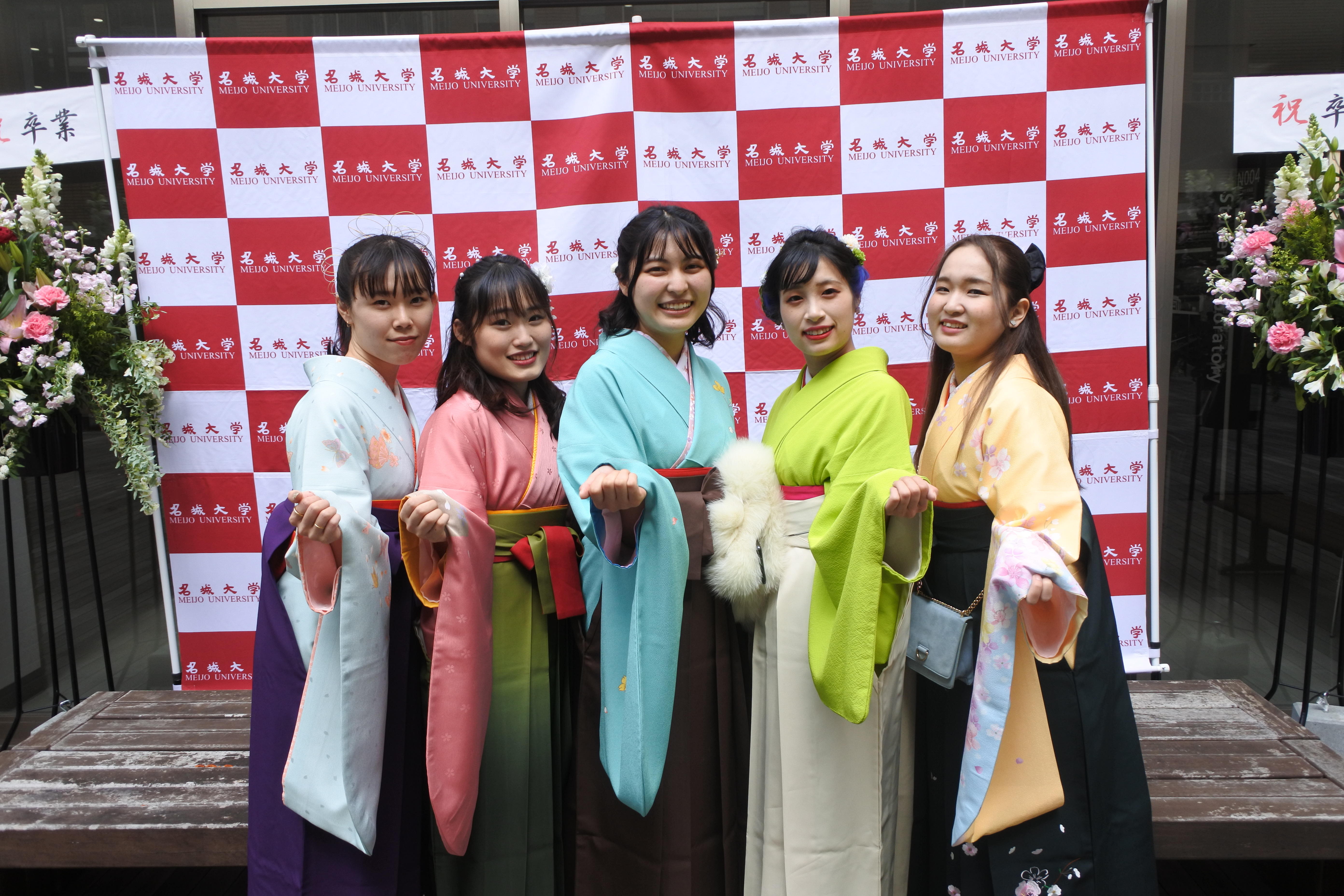 法学部の特設撮影スポットで（撮影のため一時的にマスクをはずしてもらいました）