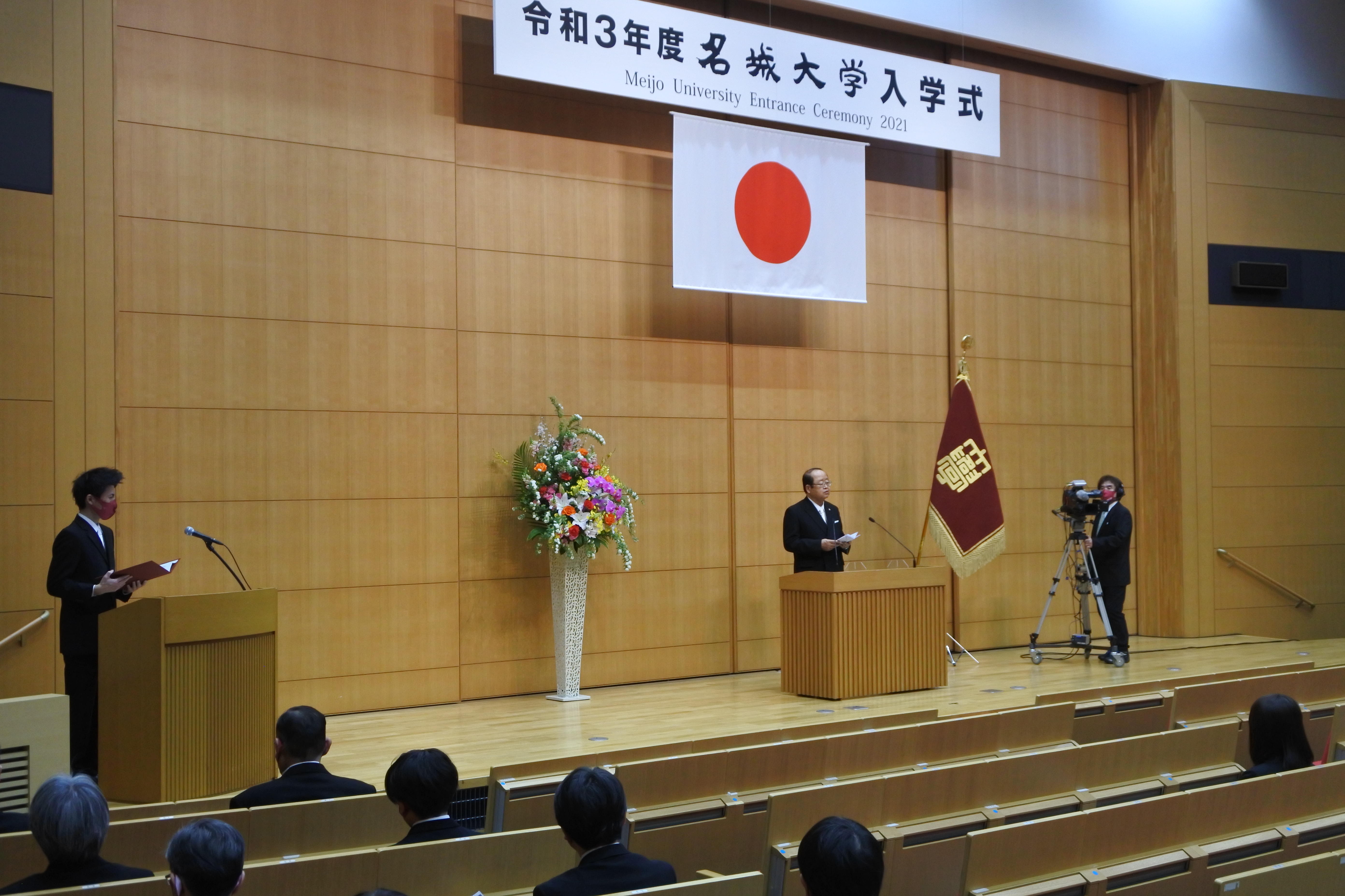 祝辞を述べる立花貞司理事長