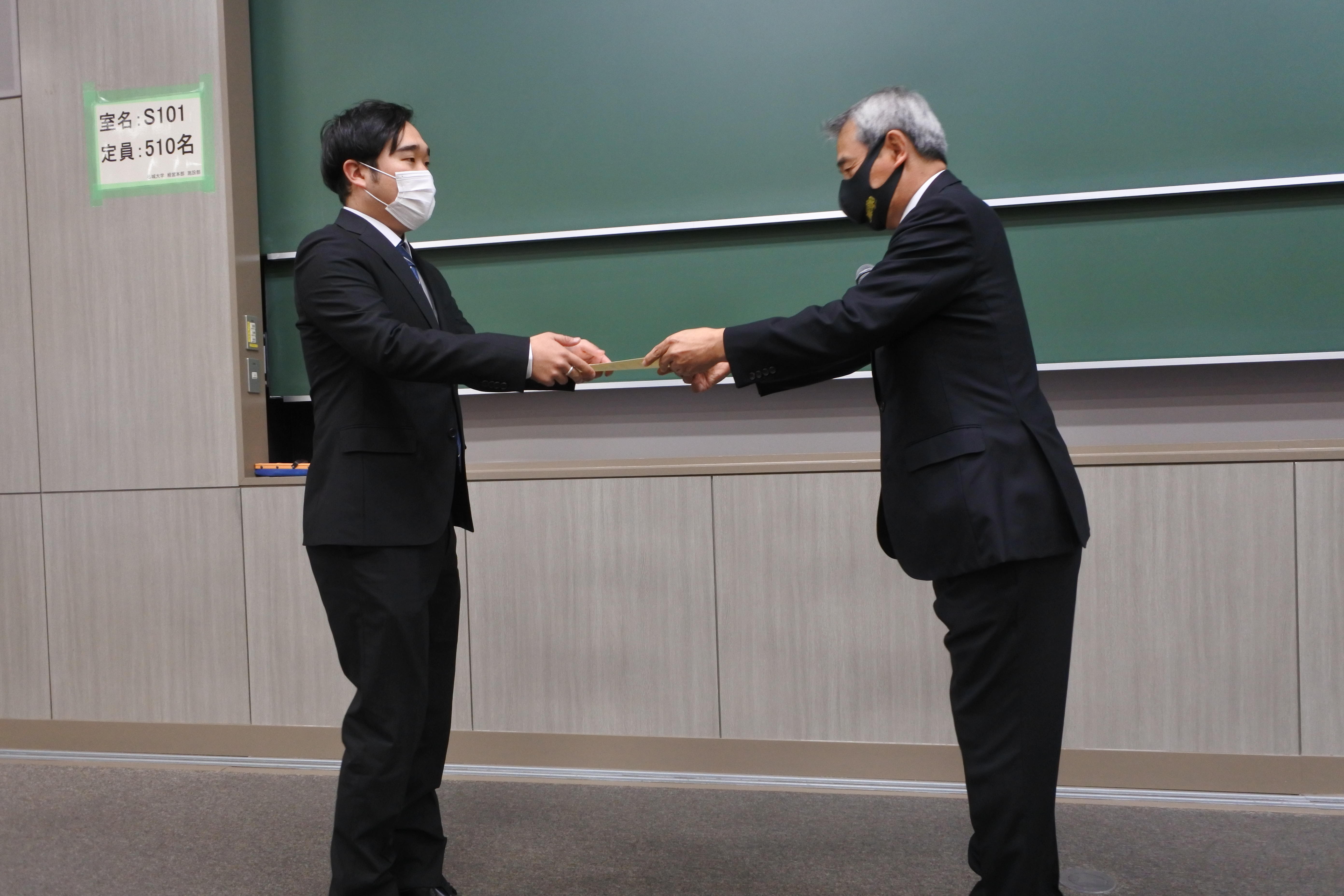 大学院理工学研究科を修了し学位記を受け取る村田優大さん（左）