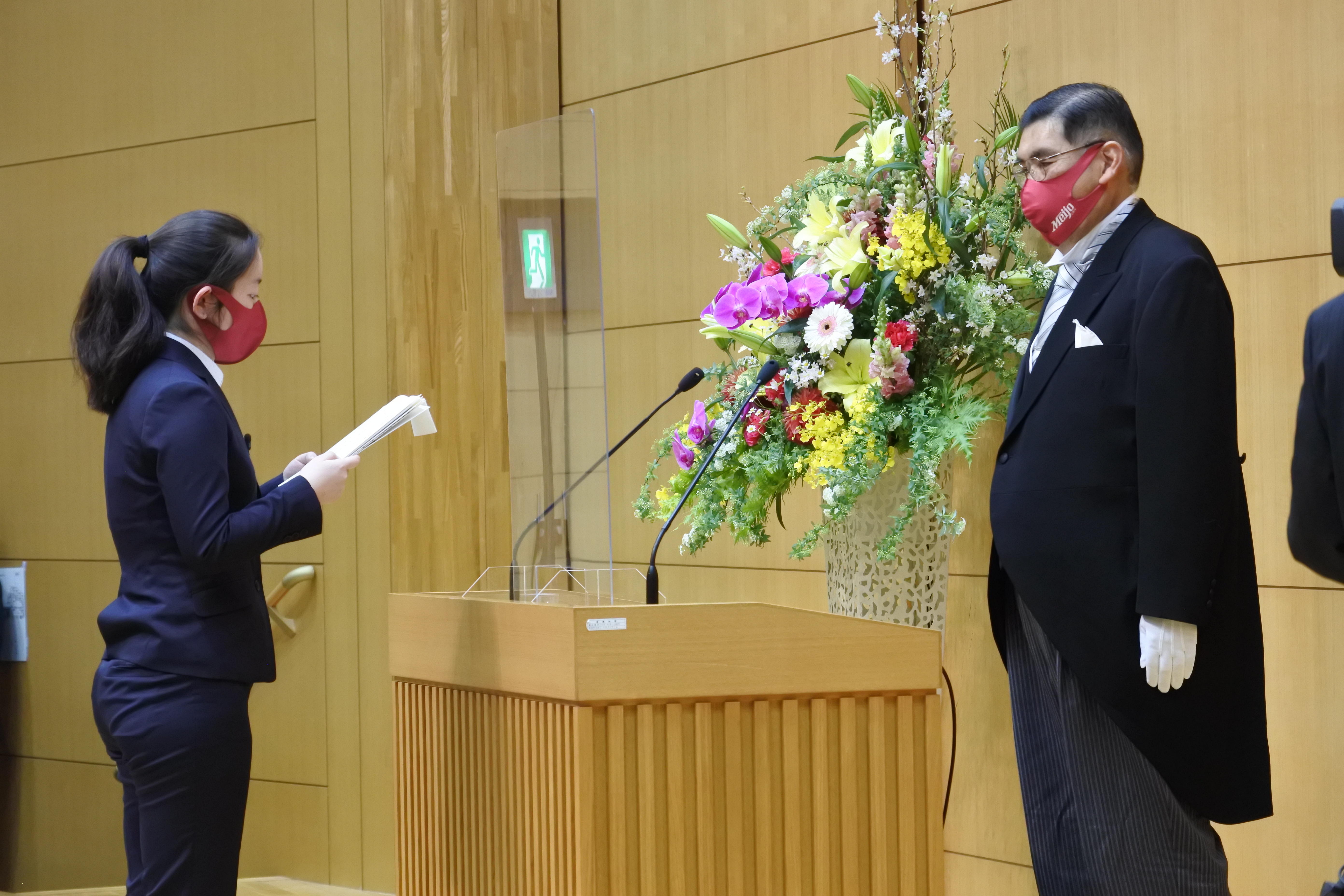 学長の前で答辞を読む薛雯さん（左）